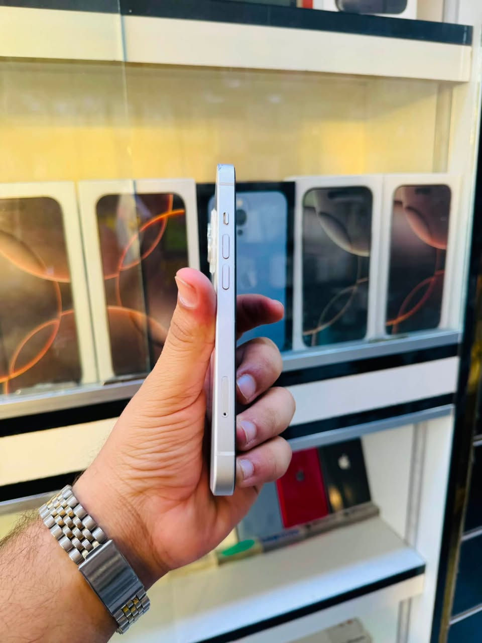 السلام عليكم 🫡
للبيع iPhone 13 عادي كامرتين 
ذاكرا 128 
بطاريه 88% 
نموذج M شرق اوسط ماستر
نضافه 90% لون ابيض 
الجهاز فول كله شغال فقط مبدل شاشه اصليه ٣ خيارات وبيه فطر ناعم مثل مموضح لا مأثر ولا شي كله شغال صوت اتصال فيس ايدي كامرات مابيه اي خلل السعر قفل ٢٨٠ الف مكاني بغداد مدينه الصدر رقمي ***********

