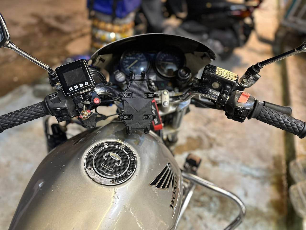 ️ للبيع – هوندا CB400 Super Four VTEC مزوده من يابان
جيل اول 16 ولف 400 سي سي مرقم مميز تحويل ثاني يوم 

✅ وارد ياباني

✅ محرك 400cc أربع سلندر

✅ مكينة ممتازة وصوت ناعم

✅ راديتر مزوده تيتانويم حجم كبير

✅  جانبية أصلية + حمايات 

✅شاشه كامرات امام وخلف دقه 4K

✅ سي بايه خلفيه و سله استيل للدبه بانزين او جنطه

✅بجم بوليسي 

✅دكمه دبل اشار و منفذ جداحه USB و بلوجترات 
✅درع خلفي و امامي ومكينه 

📍الموقع: بغداد الكريعات معرض ibk 

📞 للاستفسار والمعاينة: ***********

السعر: يذكر على الخاص أو الاتصال للجاديين راغبين بل شراء
