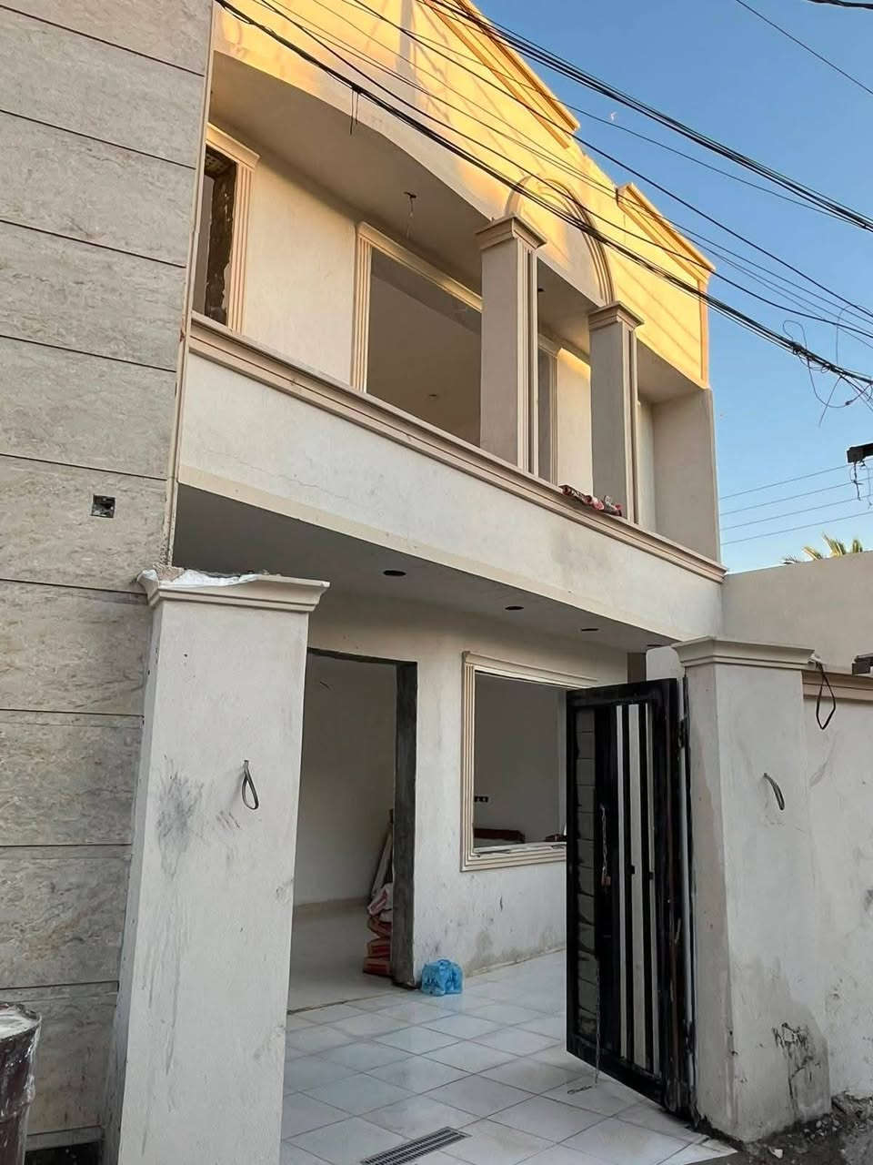 دار للبيع في منطقة الشرطه الخامسه قرب جامع معاذ ابن جبل المساحه ١٠٠ متر واجهة ٨ × ١٢.٥ يحتوي على صاله ومطبخ و ٣غرف نوم وخدمات عدد ٢  المراجعه مع مكتب الاماني للعقار للاستفسار/ ***********
