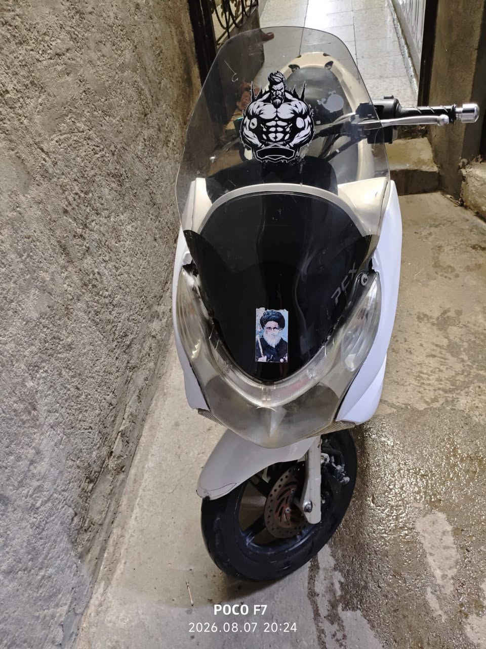 Pcx جيل اول ياباني للبيع
مكينة 150 مكفولة 
كفرات بلادية 
كهربائيات كلها شغالة 
ماشية 57الف 
السعر 850 وبيها مجال 
بغداد مدينة الصدر 
للإستفسار: ***********
