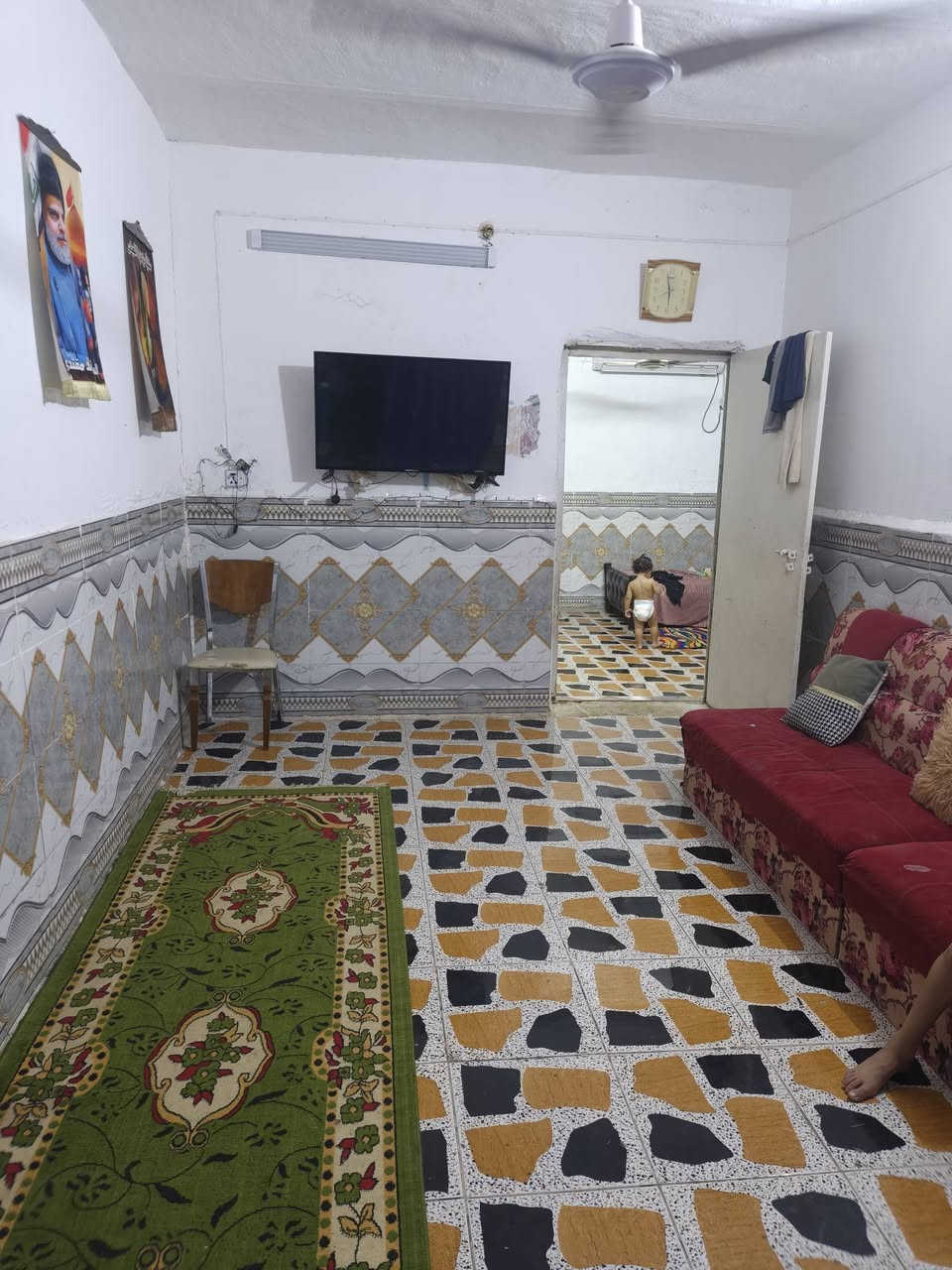 بيت حواسم للبيع مامعوض بل دبيسات قرب كراج بغداد كله سيراميك وكاشي نضيف كلشي مابي مساحه 200 لستفسار عل رقم ***********
