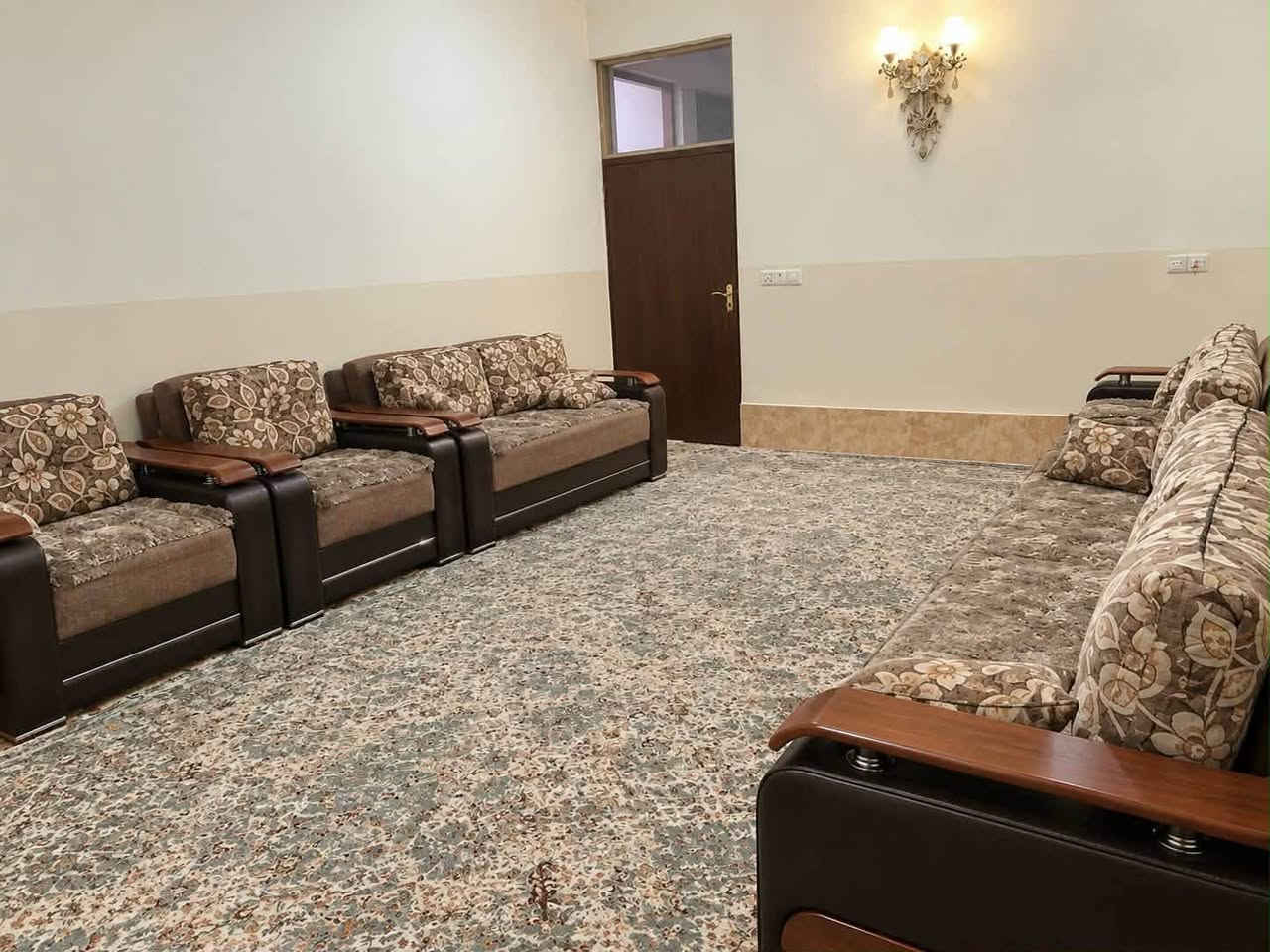٣٠٠ هەزار و مەجال دە نەفەری یانزە وەرەقەی پێ دریاوە

***********
