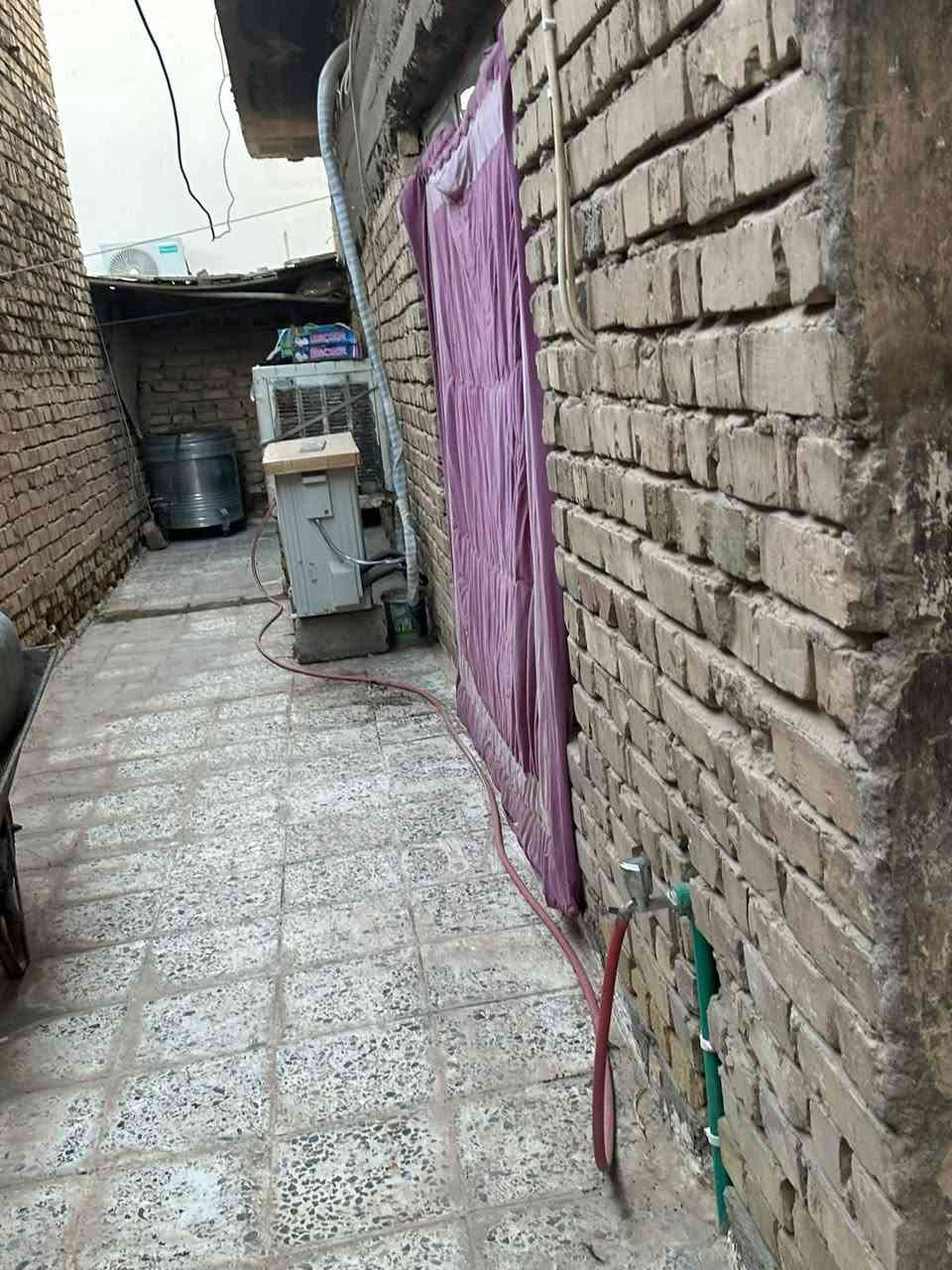 السلام عليكم بيت للبيع المكان الحرية قرب مجمع بركات الرحمان :  المساحة 240

تفاصيل البيت صاله كبيرة وكلدور ومطبخ واربع غرف ثنينن جوه وثنين فوك حمام داخلي صحيات خارجيه حديقه خارجيه مناور كبيره  الاستفسار والاتصال ع رقم ***********
