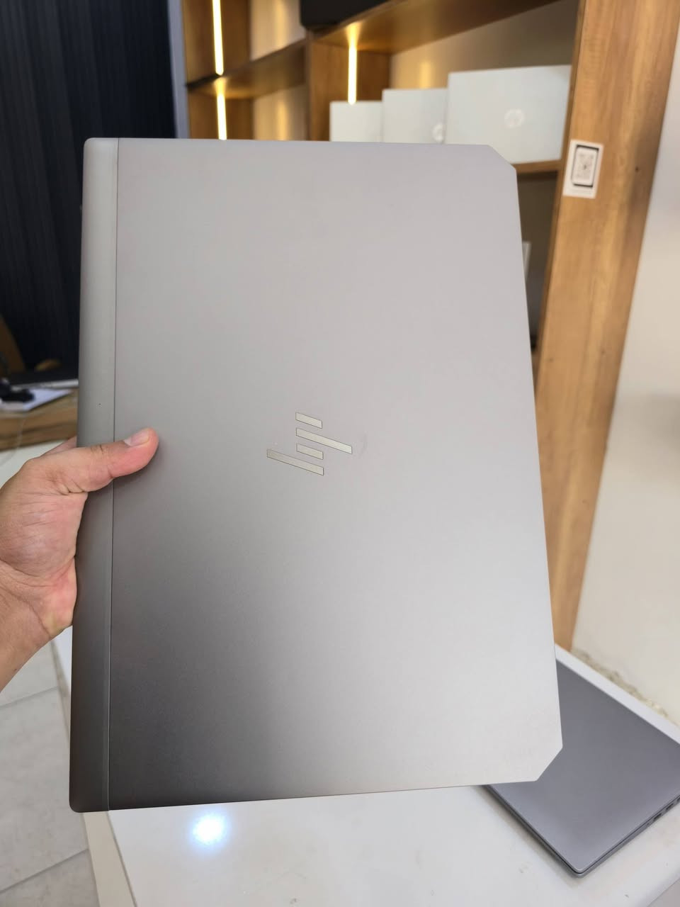 HP ZBook 15 G6 – Mobile Workstation 
المعالج: Intel Core i7-9750H – الجيل التاسع
 12 خيط معالجة – أداء قوي للبرامج الثقيلة وتعدد المهام
 كرت الشاشة: NVIDIA Quadro T1000 – 4GB GDDR5
 الرام: 16GB RAM
 التخزين: 512 SSD
 الشاشة: 15.6 إنج FHD 
 البطارية: 90 واط

 مناسب جداً لـ:  AutoCAD وSolidWorks
 الهندسة والتصميم ثلاثي الأبعاد
 Photoshop وPremiere
 برامج المونتاج والجرافيك
 الأعمال المكتبية والدراسة
 والالعاب 

 ZBook = فئة Workstation احترافية مصممة للأعمال الهندسية والتصميمية والأداء المستقر.

عنواني بغداد موجود توصيل 
***********
