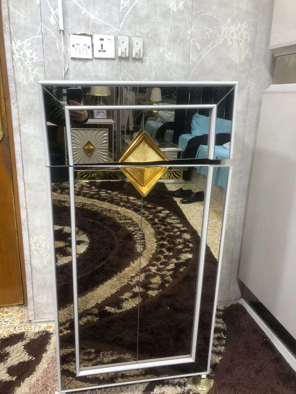 السلام عليكم غرفة تركية للبيع اسم الغرفة لويس فيتون
اشتريتهة ب 25 ورقة قبل سنتين 
سبب البيع شغلت والغرفة صغيرة الي شلت بيهة 
حجم الغرفة 10 قطع 

وهسة اريد ابيعهة عارضهة ب مليون ونص 

نظيفة فقط بيهة ملاحضة اكو جامه صغيرة مفطورة 

***********
