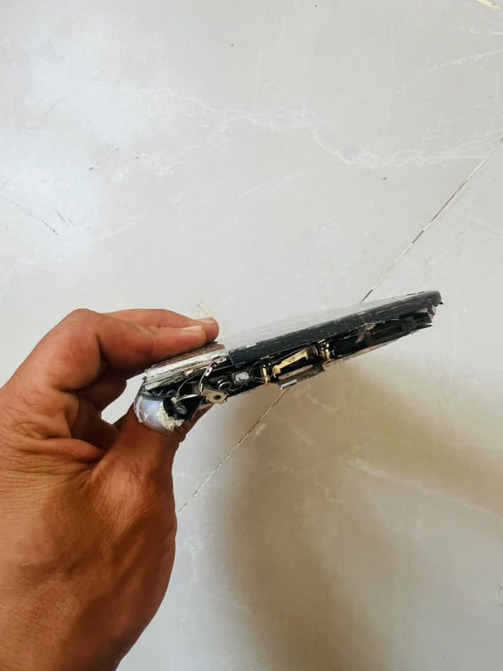 ايفون ١١عادي بطاريه ٧١ذاكرته ١٢٨جهاز شوفت عينك بورد وكاميرات يفيد ابو صيانه نزل سعرك بل يرضى الله ***********

