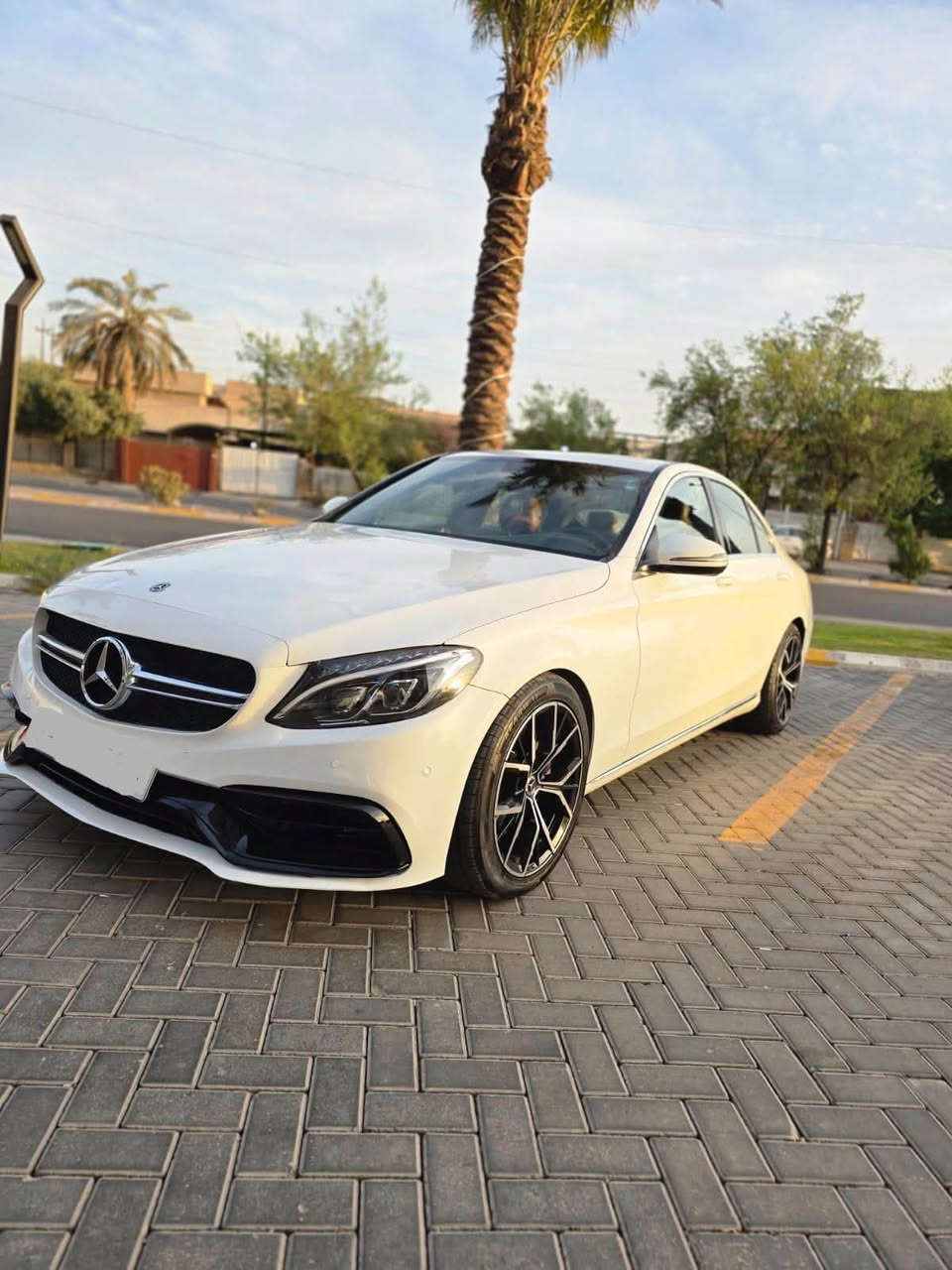 السلام عليكم 
للبيع c300 2018 وارد امريكي 
المواصفات تقريبا فول عدا الدبل ماوس 
حادثها الصندوق والجاملغات الخلفيه الباقي مكفول 
الحوض بي تصليح فقط بدون كص او صبغ  وصور الحادث مرفقه بالمنشور  ورقم الشاصي 
محرك السياره مجفت كامل جديد درجه اولى وبعده تحت الضمان يم شركه برابوس ومسويلها ادامه كامله 
امبدله دعاميه AMG  ووياله وتايرات جدد مال الشكل 
الجديد الداخل البلاد جلد اسود ومغير بدبي للاحمر 
رقم اربيل باسمي الهزه منتهيه  تحويل فقط 
السعر 18000$ وبيها مجال جدا بسيط 
مكانها بغداد حي الجهاد
***********

نص مكتوب في الصور:
- Mercedes-Benz C 300 2018 White 2.0L 4 vin: 55SWF4JB0JU253935 Final bid: $14800