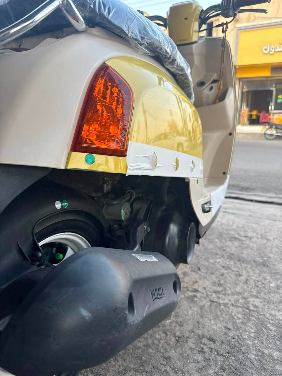 السلام عليكم 
ياماها بوليس 🚨 اللون ليموني 🍋 ،
دواخل كريمي ☘️ كفاله عامه ✅ ،
مبدل كابريتر تجاري فقط ،
الدراجه فول نضافه مكينه ناعمه ✅.
السعر مليون و 100 وبيها مجال ☘️.
انضف ليموني بالعماره .
للاستفسار *********** واتساب فقط .
مكاني ميسان القطاع .
