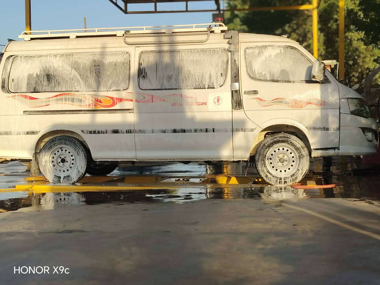 السلام وعليكم فتون موديل 15 سياره جاهزه من كلشي محرك جديد صار اقل من شهر شاده كير جديد حداديه امامي خلفي جديد تخم تاير مصفره من كلشي سياره كفاله من الضربه بيها بس الهلالت مصلحه والباقي كفاله تخم تاير اني مكلف بل نشر هذه رقم صاحب السياره *********** اخوكم ابو مناسك السعر 97

