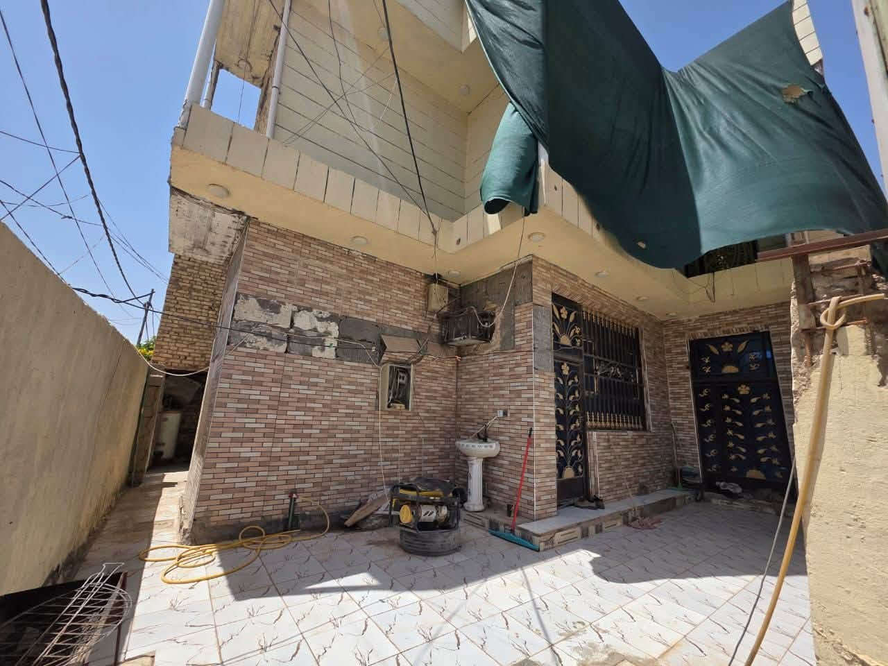 ركن مساحته 125 م مربع
دار للبيع مع الأثاث – جاهز للسكن (تسليم مفتاح)

الموقع: منطقة الزيتون – ثاني بيت عن الشارع العام

الطابق الأرضي: كراج + مطبخ + استقبال + صالة كبيرة + صحيات داخلية + منور
الطابق الأول: غرفتين (إحداها سويت كاملة، والأخرى اعتيادية)
الطابق الأخير: غرفة إضافية + سطح

السعر: 135 مليون دينار مع الأثاث

الدار فارغ حالياً وجاهز للتسليم المباشر مع المكاتبة الرسمية.
للتواصل بالمباشر الاتصال على الرقم
***********
