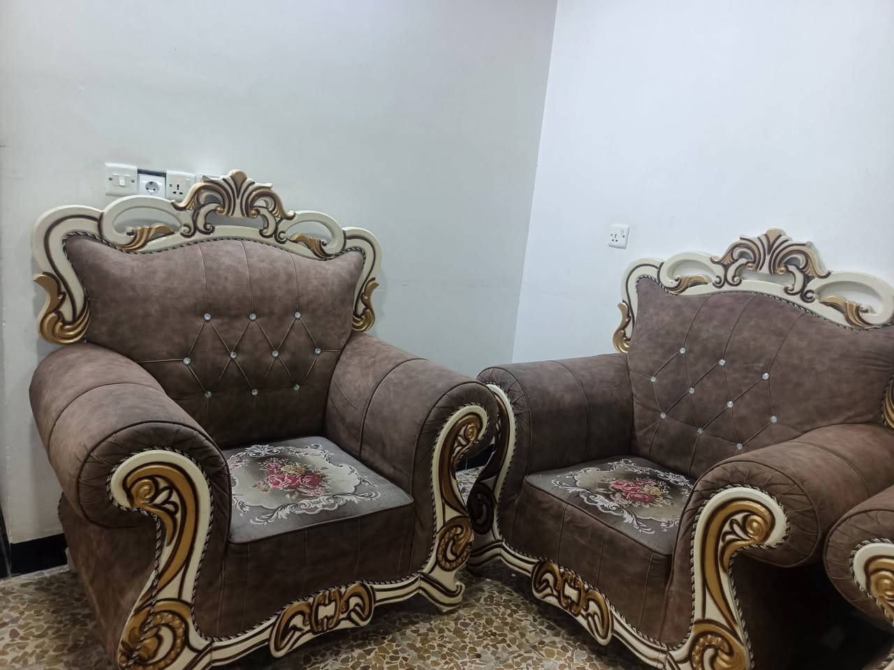 يوجد لدينا ديوان مملكي قطعتين كبيرة
وواحدة وسط
واثنين صغيرة السعر النهائي ٣٥٠ فقط التواصل على الصفحة
او على الرقم ‏‪***********‬‏
