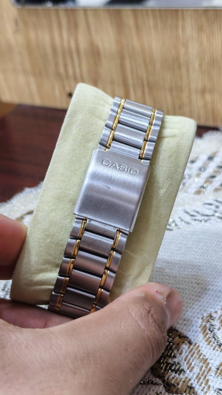 السلام عليكم ورحمة الله وبركاته 🌹
⌚ للبيع ساعة CASIO أصلية
الموديل: MTP-1183
✨ ساعة كلاسيكية أنيقة بتصميم فضي وذهبي
• حركة Quartz
• سوار وحواف من Stainless Steel
• واجهة فضية أنيقة مع تفاصيل ذهبية
• نافذة لعرض التاريخ
• مقاومة للماء Water Resistant
• صناعة ياباني اصلي 🌏 
• الرقم/الموديل: MTP-1183
✅ أصلية 100%
✅ استخدام جداً جداً قليل
✅ نظيفة ومحافظة عليها
✅ تعمل بصورة ممتازة
مكاني بغداد الدوره🌷 
رقم هاتف *********** 📱 يوجد توصيل
