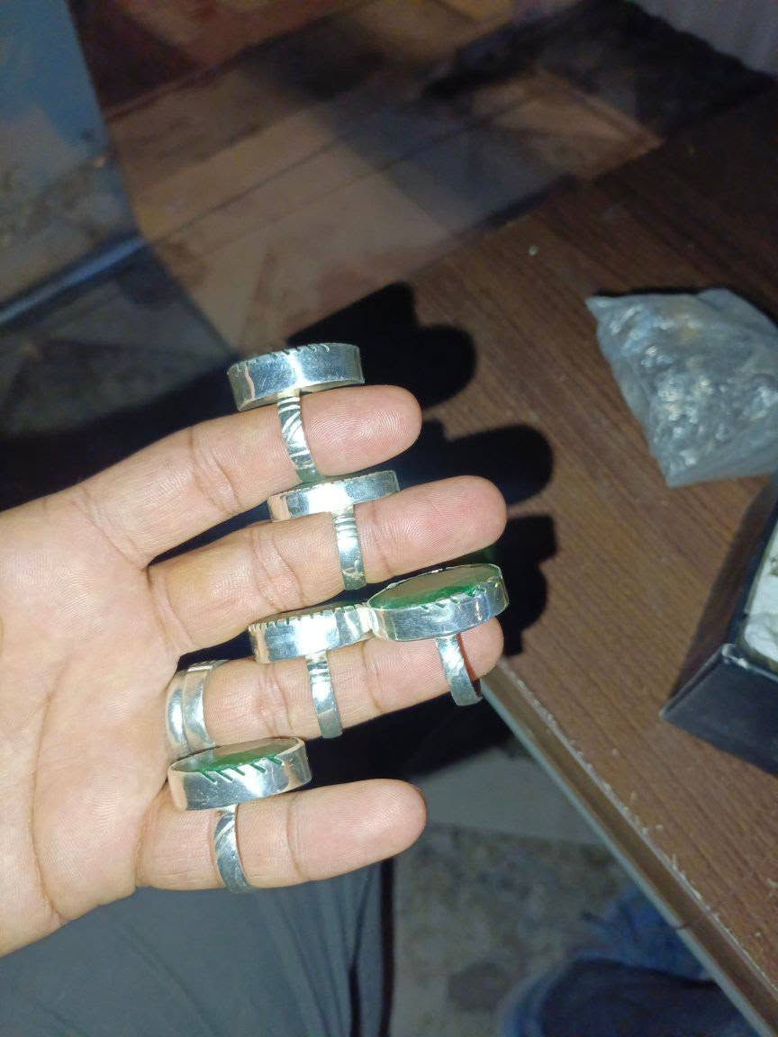 السلام عليكم إخوان
زمرد هندي أحجام حلوه
فضه ٩٢٥ 
خمس قطع مفرد ابيع ولي يريدهن كلهن بلخدمه
القطعة ٣٥
وإذا كلهن نساهل وياه والله يرزقنه ويرزقكم
مكاني النجف أي، استفسار واتساب
***********
