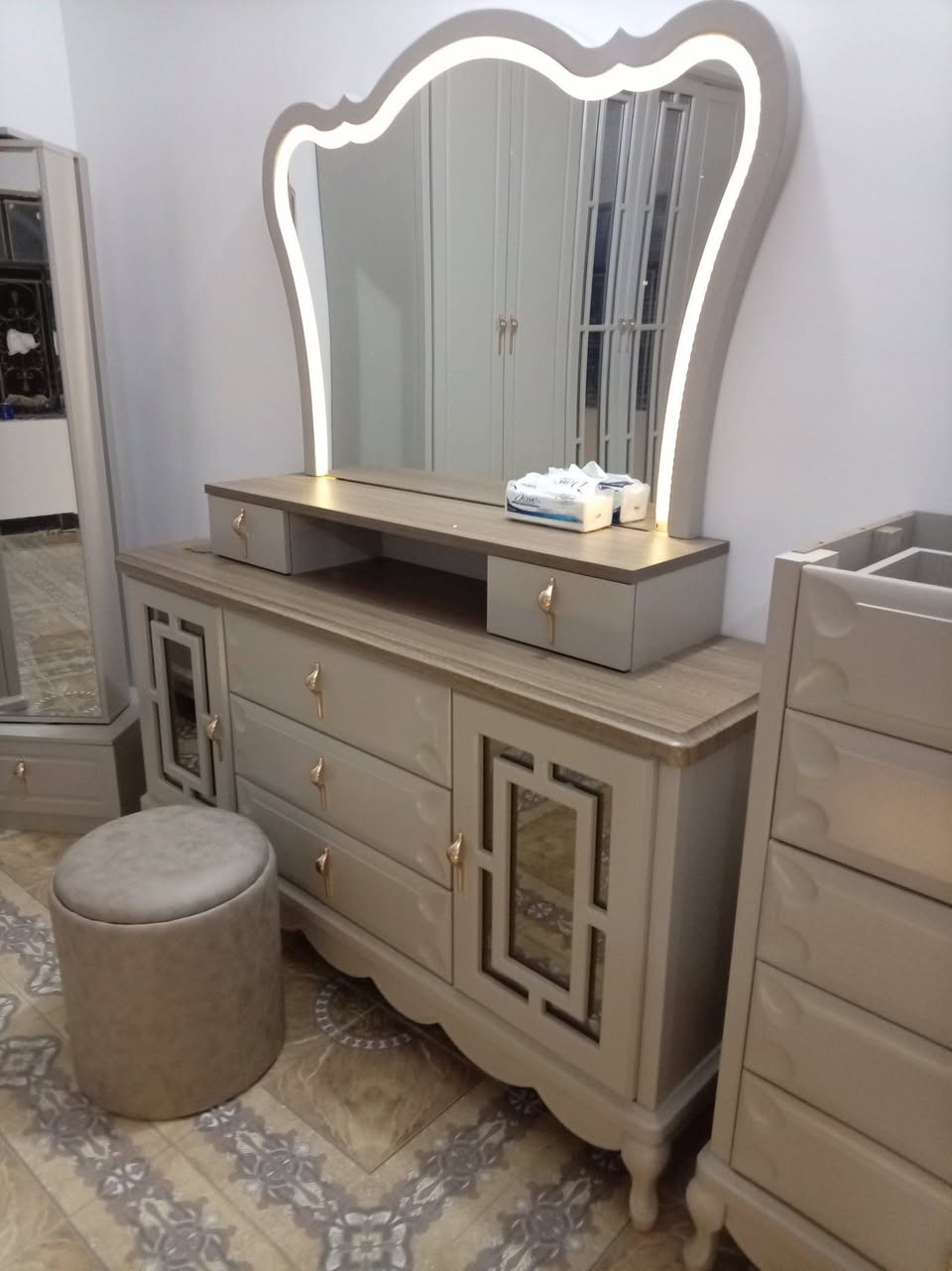 نجار غرف نوم تركي صيني عراقي معا كادر فني تركيب وتصليح جميع انواع غرف نوم تركي
*********** واتساب
*********** واتساب
معا كيه حمل نقل جميع محافظات
صيانه غرف موقعي نجيك بيتك
