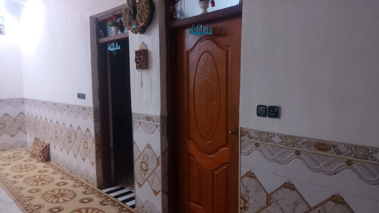 السلام عليكم بيت لبيع مساحه 200يتكون من غرفه عدد2وهول ومطبخ ومدخل ودوانيه ودرج وساحه  بيت شغل درجه اوله ع طريق العكيكه سايدين  من محطه اغار ابو جميل جخور بكاع ال طعمه شراي يتصل ع هاذه رقم 
***********
