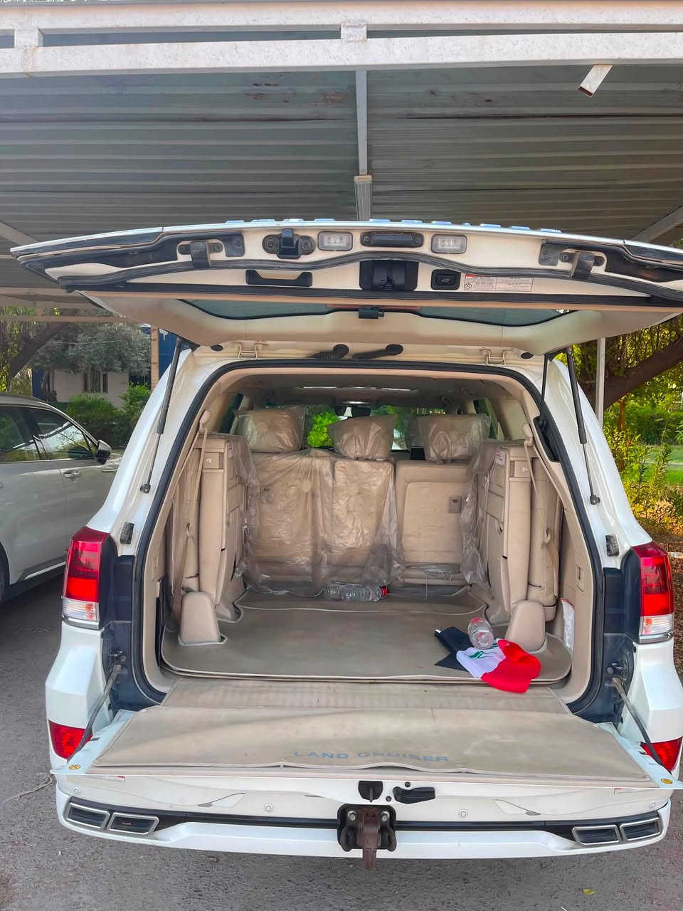 🔥 Toyota Land Cruiser GXR V6 2020 🔥
رقم : بغداد
🚙 الموديل: لاندكروزر GXR V6
📅 السنة: 2020
🔧 المحرك: V6 4.0 بنزين
⚙️ القير: أوتوماتيك 6 سرعات
🏁 الدفع: 4×4 دبل
👥 المقاعد: 8 ركاب
📍 الممشى: 72,059 كم

✨ المواصفات

* تشغيل بصمة Push Start
* مكيف أوتوماتيك أمامي وخلفي
* تحكم مستقل للمكيف الخلفي
* سنسرات أمامية وخلفية
* كاميرا خلفية
* شاشة وسطية
* تحكم بالمقود
* مقاعد جلد بيج
* صف ثالث كامل
* تبريد/تهوية للصفوف الخلفية
* مرايات كهربائية
* دعاسات جانبية
* Roof Rails
* جنوط ألمنيوم
* أنوار ضباب
* نظام 4×4 دبل
* مثبت سرعة
* تحكم كهربائي بالنوافذ
🤍 اللون الخارجي: أبيض
🤎 الداخلية: بيج

📍 المكان: بغداد — اليرموك

***********
