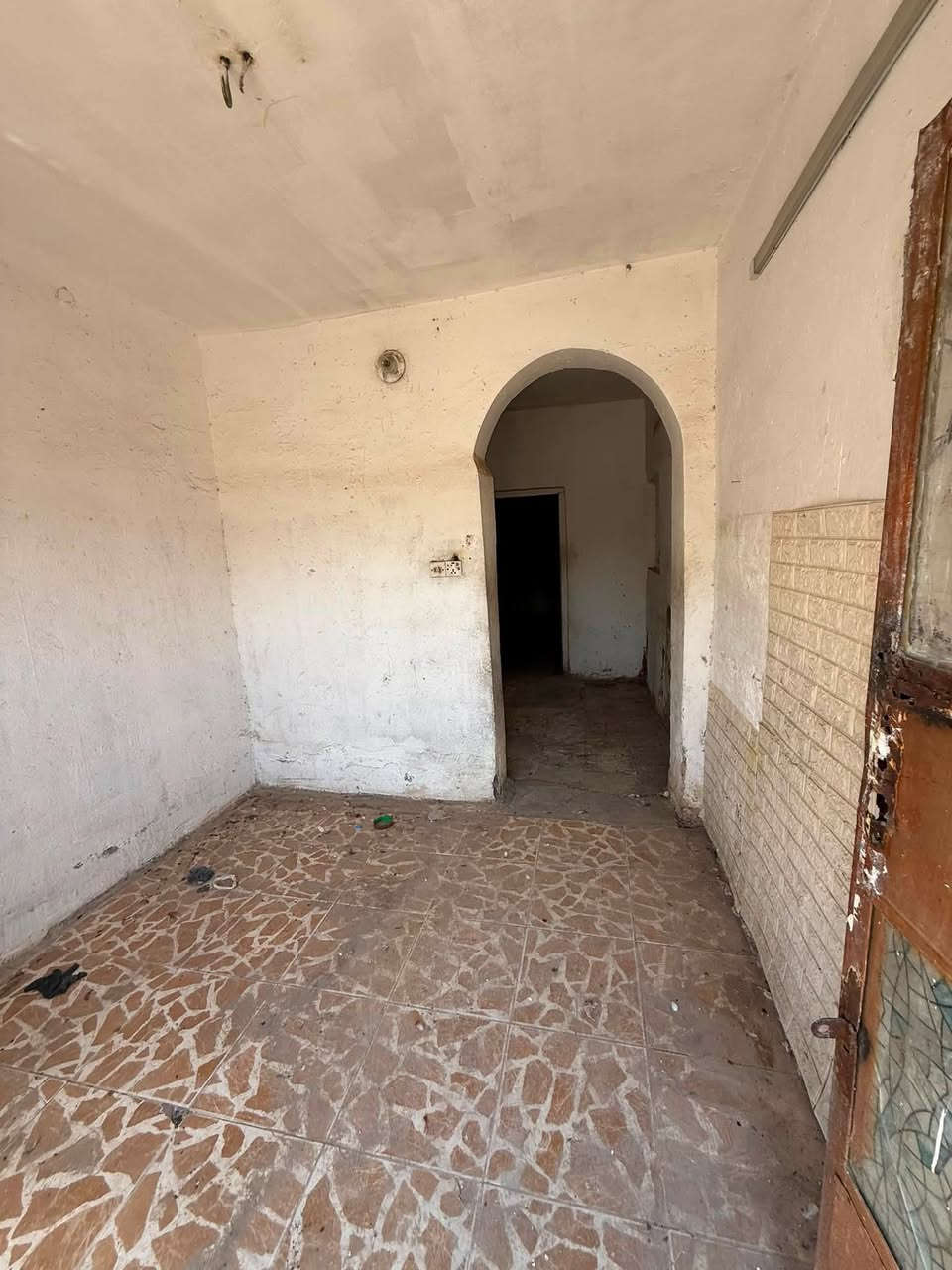 السلام عليكم بيت مساحه 50 متر غرفه نوم واستبقال ومطبخ كراج والسطح الشهداء قرب مدرسه الفيالق يجار 225 
***********

