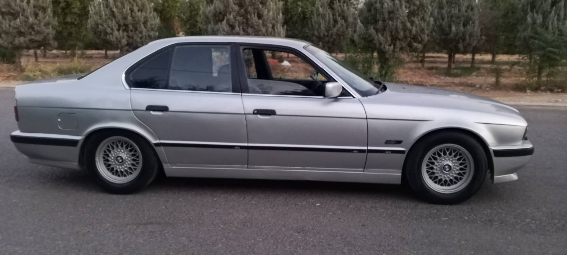 BMW مۆدیل 1990 مەکینە 525 بلادی گێر ئۆتۆماتیک هەموو گیانی کراوەتە 1995 مواسفات فول تەنها سلایت نیە چوار جام کارەبای پێش گەورە و بۆنیت گەورە سوکان و دەژبوول ئێرباگ بەردەگا جلد و فۆڕمیکە کوشن جلد لایت ناو ڕەش زەڕب سەیارەکە بێ لێدرانە پێش و پشتی کەپسە نموونە لە جوانی  تەنها بۆیاغ عام کراوەتەوە لەبەر کاڵ بونەوە سەنەوی و ژینگەی  نوێ یە تا 2030 تحویل و غرامە بەشەرت سعر 56 وەرەقە و مەجالێکی برایانە ۰۷٥۰۳٦٥٤۷٤۷ أربيل, العراق
