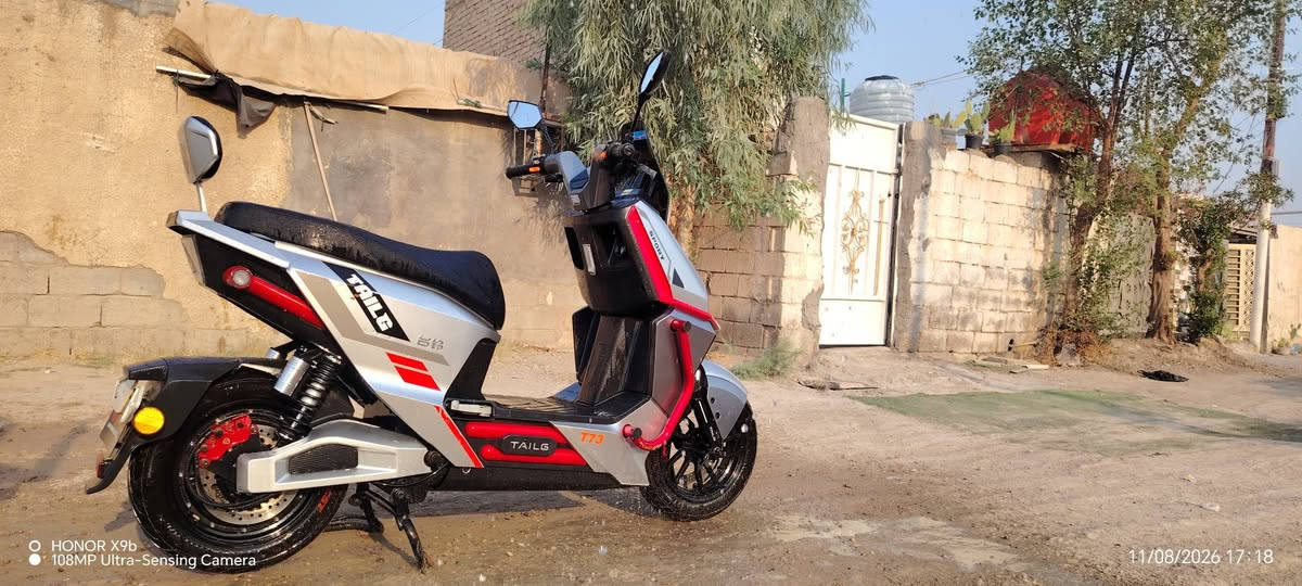 السلام عليكم.. للبيع دراجة TAILG SPORT (رياضية) غنية عن التعريف ونظيفة جداً ⚡️🔥
​محبي السرعة والأناقة، متوفرة دراجة شحن (سيكنس) نوع SPORT الحجم الكبير بحالة ممتازة، استعمال أقل من سنة، ومواصفاتها كالتالي:
​🚀 الأداء والقوة:
​سرعة حقيقية تصل إلى 80 كم/ساعة.
​تعمل بـ 6 بطاريات قوية جداً.
​المحرك (الملف): حجم 2000 واط (أكثر من 2000، عزم جبار).
​⚙️ المميزات والإضافات:
بريكات دسك امامي وخلفي 
​تصميم مقاوم للمياه (ضد المي).
وتحتوي علئ انارات جانبيه ونشره خلفيه 🔥
​نظام مانع تزحلق لأمان أعلى أثناء القيادة.
​خاصية مثبت سرعة (كريز).
​نظام دبل إشارة.
​إنارة أمامية (عالي/ناصي) ممتازة.
​خاصية "باك" (رجوع للخلف) لسهولة الركن.
​ستاندين (مسندين) لثبات عالي.
​ملحقات كاملة: تأتي مع (بصمتين + سويج تشغيل + شاحنة أصلية).
​📝 الأوراق والقانونية:
​الأوراق كاملة ومسجلة باسمي الشخصي.
​💰 السعر:
​مليون و150 ألف دينار ❌
​السعر المطلوب: مليون و50 ألف دينار فقط (وبيها مجال بسيط للشراي الطيب).
​📍 المكان: بغداد - سبع البور.
​، لمزيد من التفاصيل أو المعاينة يرجى التواصل عبر الرسائل.اوعبره الرقم افضل ***********بي واتساب🤝
