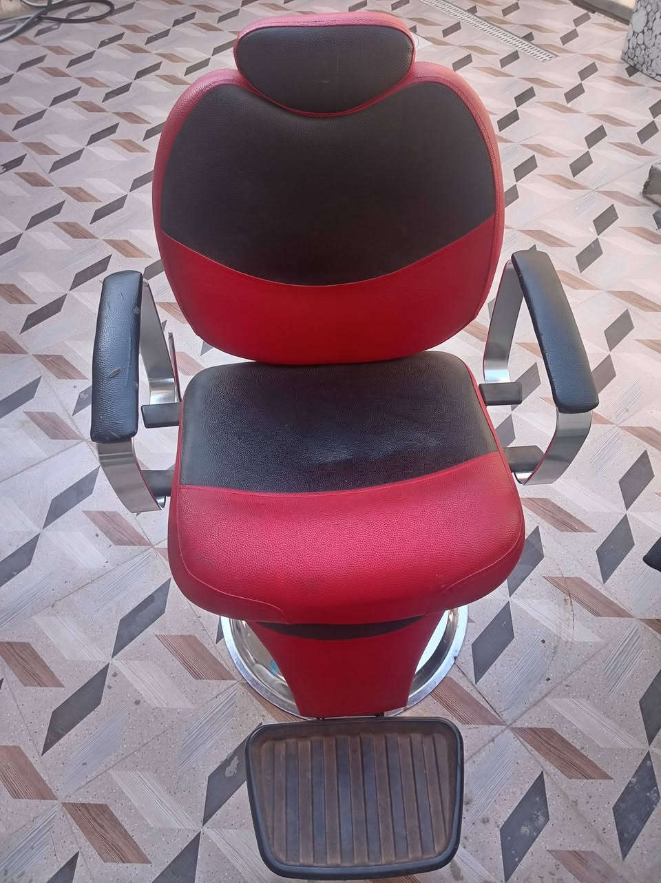 سلام عليكم كرسي حلاقه للبيع نظافه عاليه سعر ١٤٠ ومرايا اخت الجديده سعر ٥٠ نضافه عاليه مكان دجيل *********** او خاص
