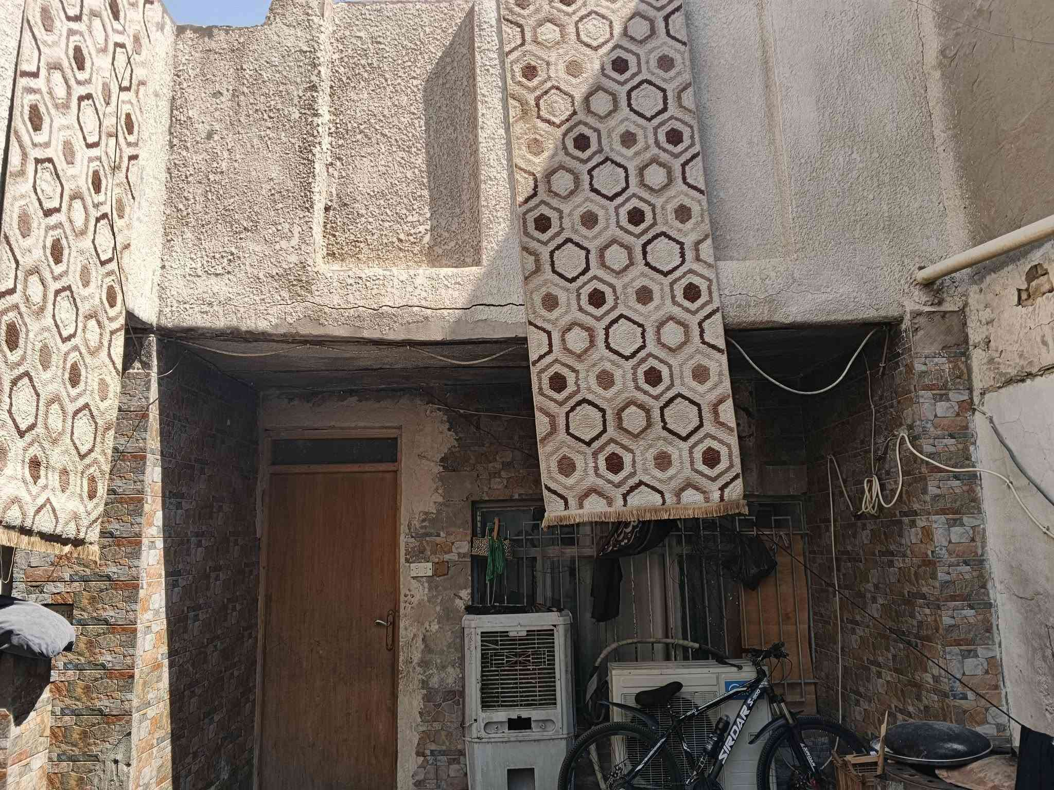 سلام عليكم بيت البيع الموقع  مدينة الصدر قطاع 49 دربونت شيخ جبار المرعب شبه ركن المساحه 144 التواصل ***********
