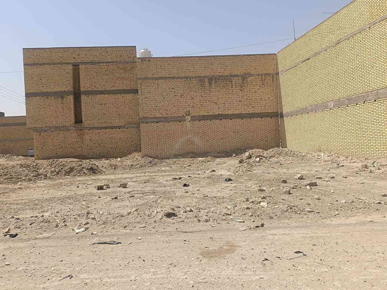 قطعة للبيع مقاطعة 42 بالموحية ركن المساحة 240 تباع نص وتباع كاملة السعر 210 الإتصال ***********
