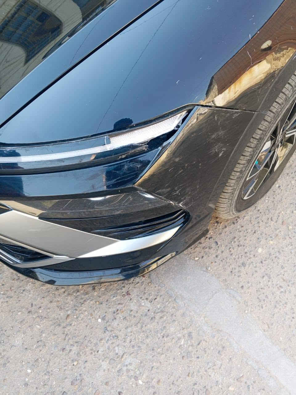 السلام عليكم 
سوناتا موديل ٢٤ 
رقم أربيل بسم شركة أكفلك التحويل 
ماشية ١٨ ألف ميل يعني زيرو بعده 
حادث قبغ الصندوك بي شوية بارد وجاملغ السايق بارد واللد زنون مكسور فقط 
مكاني بغداد الدورة 
السعر ١٨٣ 
هاتف *********** وموجود واتساب
