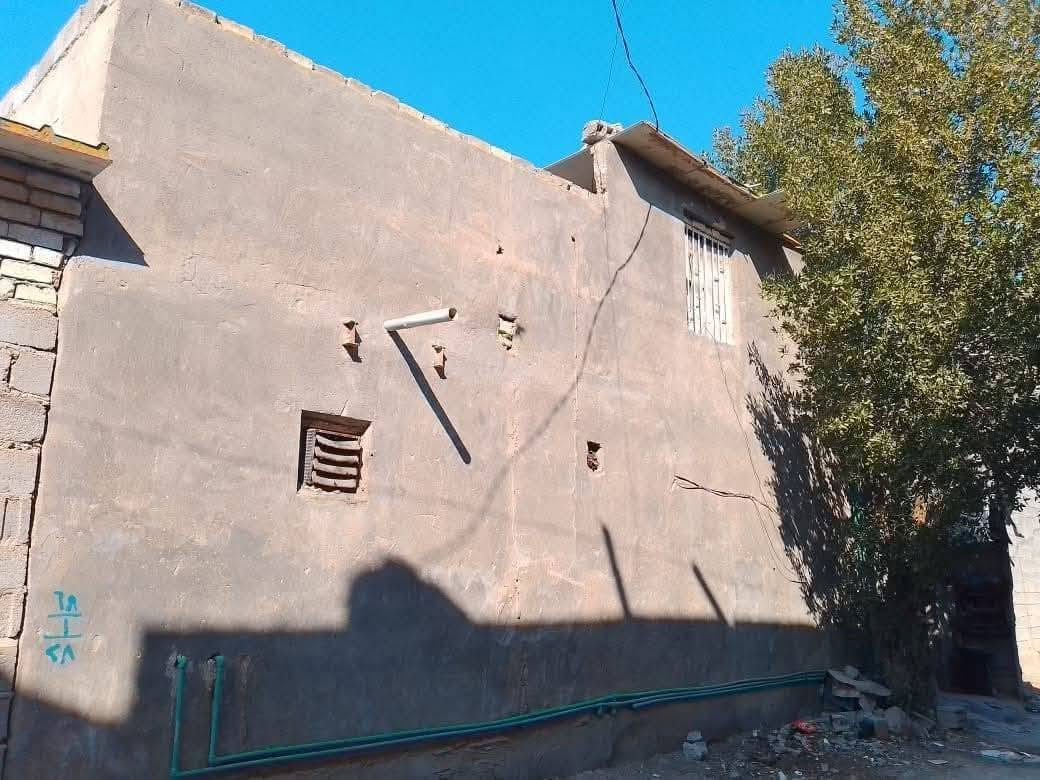سلام عليكم   بيت  للبيع في كربلاء المقدسة
100م  خلف جامعة فريحه على طريق الزوار يبعد عن شارع العام 50متر 
يبعد عن الامام 4 كيلو
الواجهه 10م 
بناء بلوك سقف اعكاده
متوفر كافة الخدمات مجاري مولد ذهبي 
#السعر25
  استقبال  مطبخ غرفه صحيات 

للاستفسار اكثر ***********
