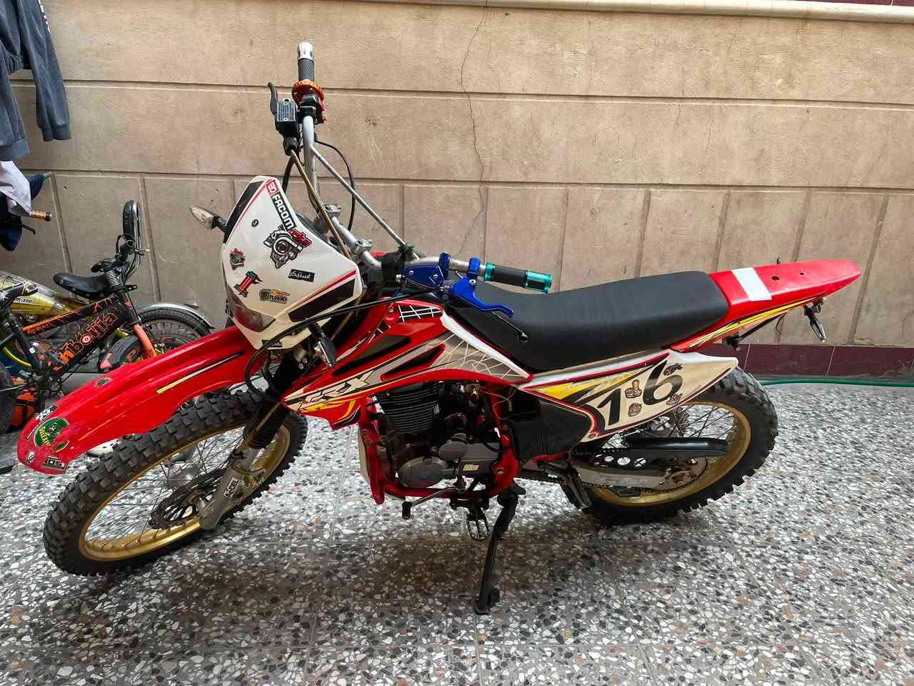 لسلام عليكم قفاز CRX 300cc للبيع شلعه معدل اشك الكاع بيه نقص فقط فج بريك خلفي وشكم ملاحضه بسيطه السعر مليون مكاني حي العامل بغداد ***********
