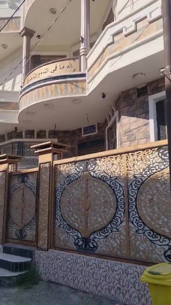 السلام عليكم
للبيع بناء حديـث طابو زراعي ملك صرف تحويل مباشر 
المساحة 200 متر 
يحتوي على كراج جبير يسع سيارتين 
صالة كبيرة مفتوحة على المطبخ 
استقبال كبير ومصلى ديكور مغربي كامل 
وايضا يحترى على عرفة نوم في الطابق الارضى وصيحات كاملة شرقي + غربي ومخزن 
والطابق الاعلى يحتوى على 3 غرفة نوم وحمامات كاملة 
البيت كلة ديكور مغربي درجة اولى وايضا سستم سماعات كاملة في الطابق السفلي 
البيت بناء حديث وبحالة جيدة جدآ 
وايضا يحتوى على حديقة خارجية كبيرة ولكن مو من ضمن مساحة البيت تابعة لصاحب الارض 
مكان البيت بعقوبة حي المصطفى نزلة الباوية 
للاستفسار اكثر اتصل على 
***********
***********

