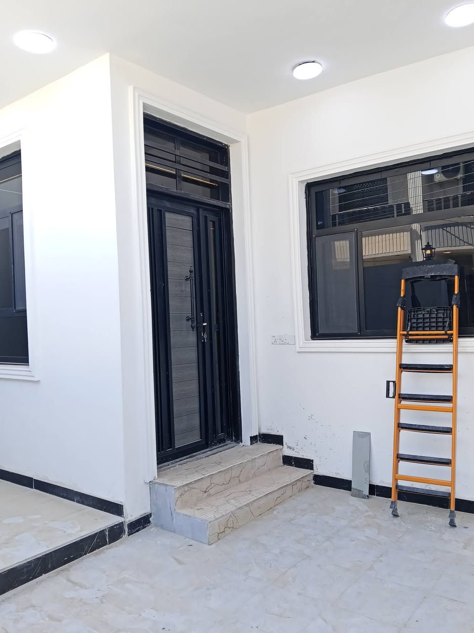 سلام عليكم يوجد بيت للبيع مساحه 153 متر يحتوي على 3غرف نوم وستقبال ومطبخ وحولي وصحيات طابو زراعي سند25 العنوان بغداد الراشديه 7نيسان الاتصال على الرقم ***********
