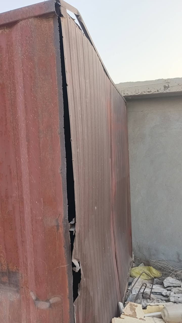 السلام عليكم
حاويه للبيع  طولها ٦امتار  مكانها بالتاجي قرب جسر ذراع دجلة قبل المعسكر و حالتها موضحة بالصور الي تفيده يتصل ع هذا الرقم ***********
