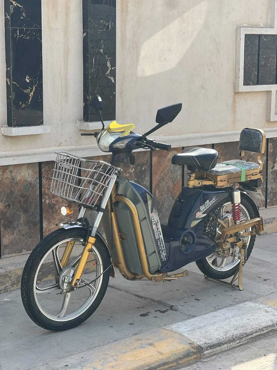دراجه اخوين موديل 23 نظافه خير من الله البطاريات موديل 25 كهربائية كل شغاله بصمه السعر 350 وبيها مجال العنوان 
***********
