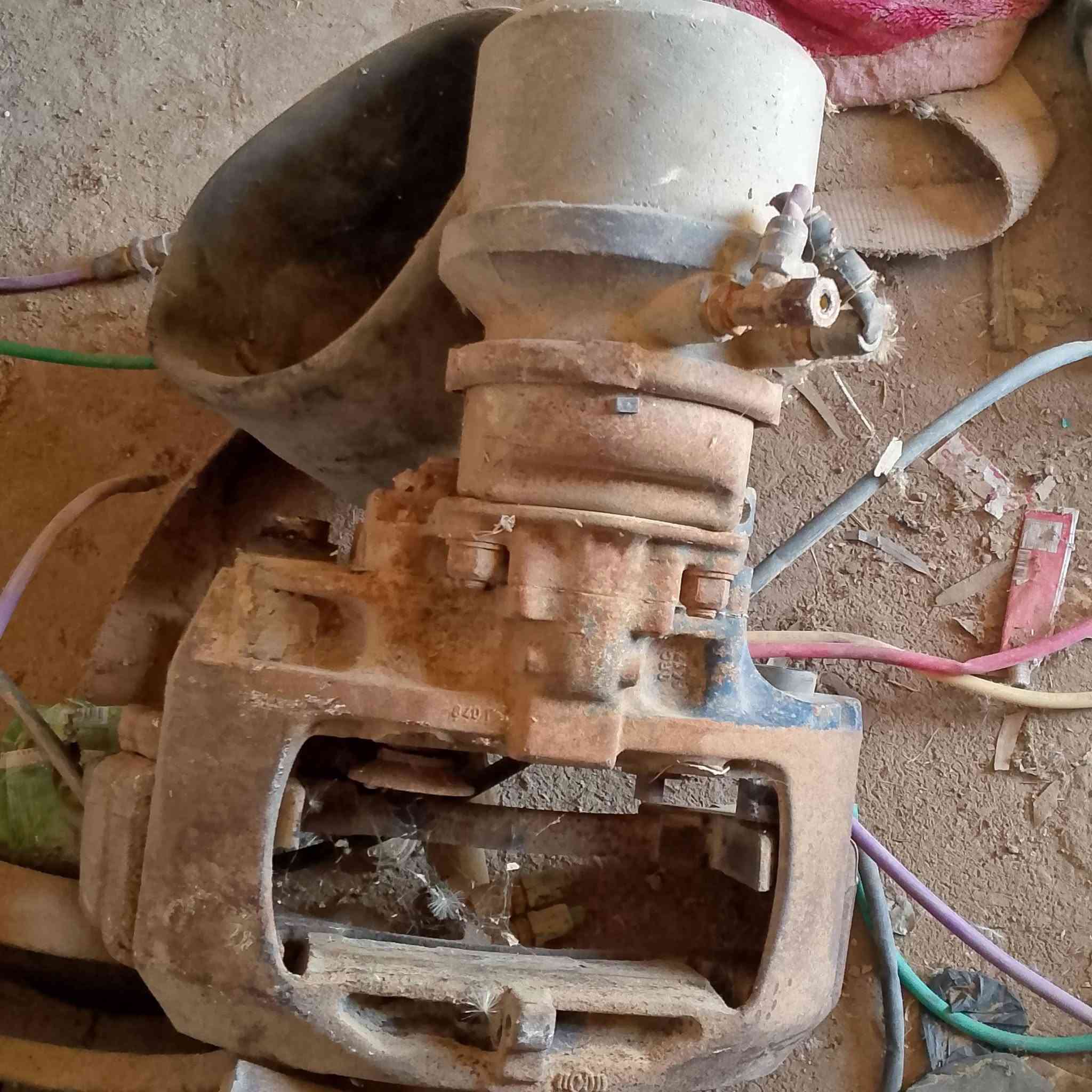 للبيع هوه حمالاته 400لتربلادي 30050$
فجوج عدد اربعه كامل 
 زوجين 70برجستون مستعمل 
*********** ابو صباح
