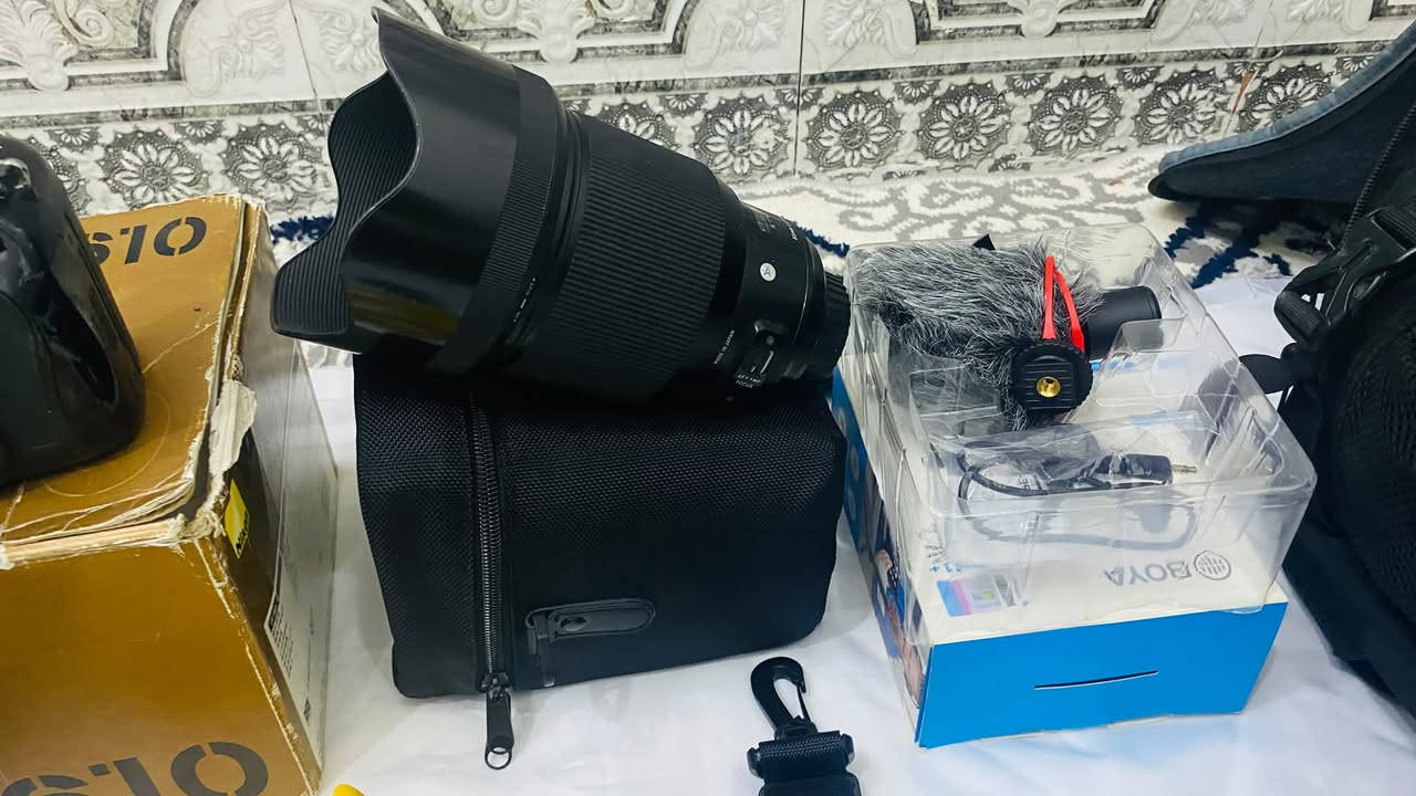 للبيع معدات تصوير احترافية بحالة ممتازة جداً، بكج كامل لا يحتاج أي إضافة:
📸 أولاً: الكاميرا والعدسة
 كاميرا نيكون Nikon D610 (Full Frame): نظيفة جداً وخالية من المشاكل.
 عدسة سيجما Sigma 85mm f/1.4 Art: القمة في عزل البورتريه والحدة، نظافة 100/100 ✨.
🎙️ ثانياً: الصوت والتسجيل
 مايكروفون BOYA: جديد بالكامل (غير مستخدم أبداً) لتسجيل صوت نقي وصافي للفيديوهات 🎙️.
💻 ثالثاً: ملحقات نقل البيانات والذاكرة
 ناقل صور متعدد المنافذ (3 في 1): يحتوي على منافذ (Type-C / Lightning / USB) لنقل الصور فوراً للموبايل.
 قارئ كروت الذاكرة (SD Card Reader): لنقل الصور بسرعة وسهولة للحاسبة/الابتوب 💻.
🔋 رابعاً: الملحقات والملزومات
 الكارتون الأصلي للكاميرا 📦
 بطاريات عدد (2) 🔋🔋
 حافظة جيلاتين للحماية عدد (2) (أسود + أصفر) 🛡️
 حزام كتف رسمي 🎗️
 شاحن بطاريات أصلي + الكيبل 🔌
🎒 خامساً: الحقيبة
 حقيبة ظهر احترافية كبيرة جداً: تحتوي على 12 جيباً ووتقسيمات داخلية ممتازة تتسع لجميع المعدات وزيادة.
💰 السعر: [مليون و٦٠٠ الف وبيها مجال]
📞 للتواصل: [خاص وواتساب فقط***********]
