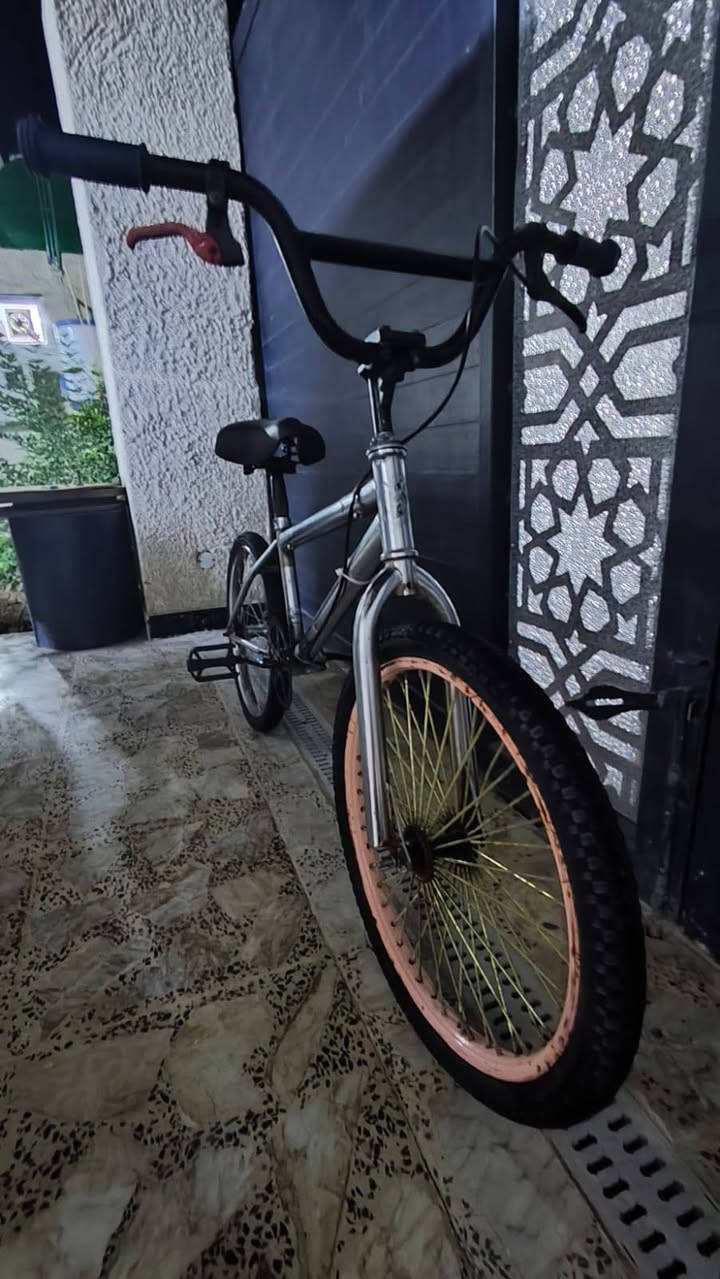 بايسكل BMX فضي لامع السعر 60الف للاستفسار ***********
