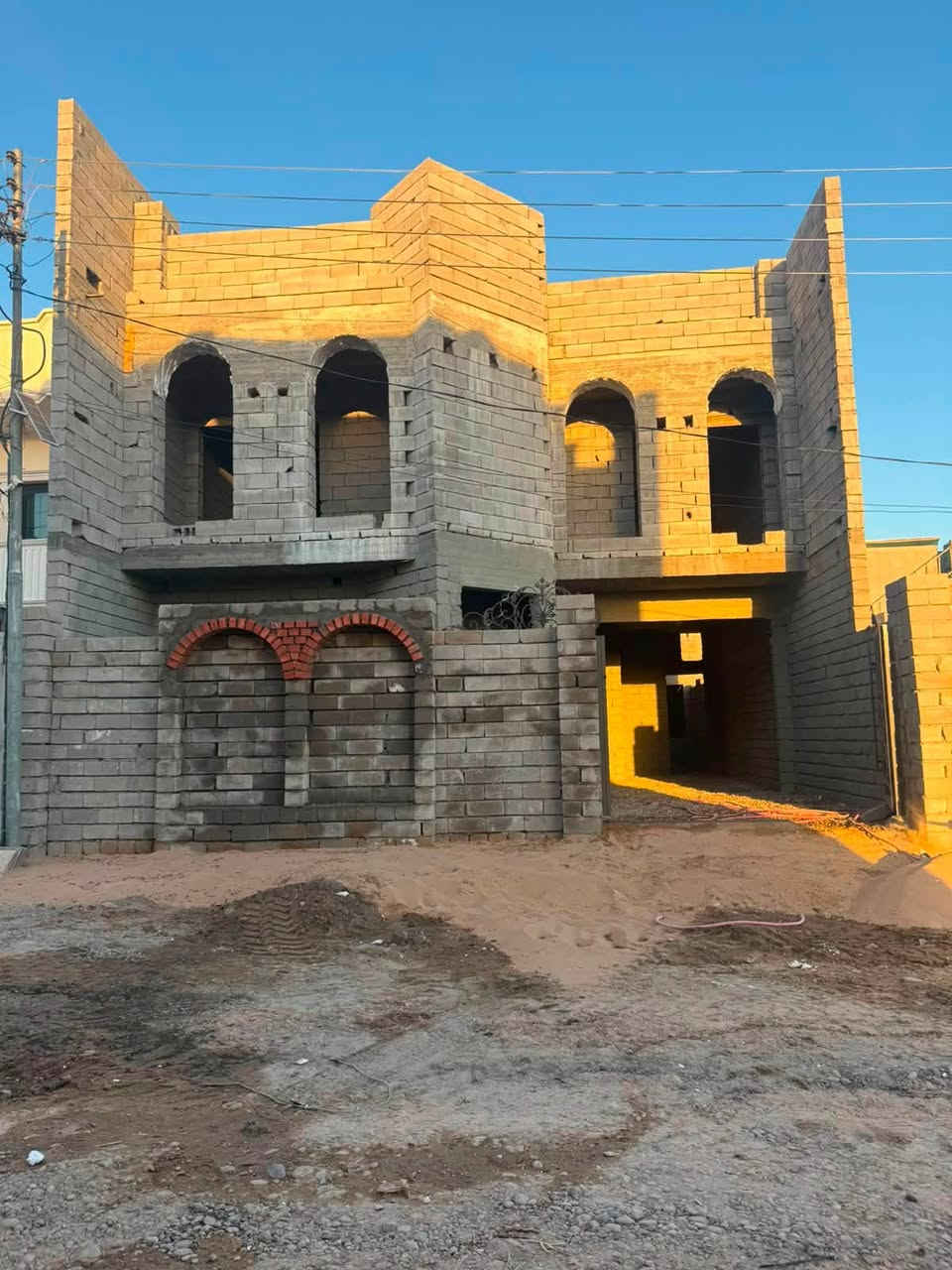 هيكل للبيع. طابقين.  ديوم. منطقة. ال توحيد 🌹✔️🌹

5.  غرف.  نوم.    وباقي. تفاصيل.   3 حمامات. مطبخ. صالة.   استقبال.   حوش  

مساحة.  الهيكل ✔️✔️200 متر)🌹)

سعر.   125.  وبي مجال 

***********

***********

✈️✈️🌹✔️✔️

عقارات تكريت الرسمية بادارة ليث  المعماري ***********
