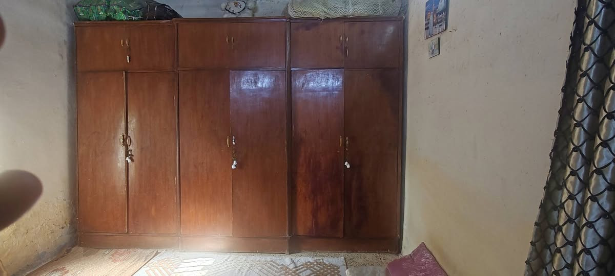 السلام عليكم ورحمة الله وبركاته كنتور للبيع طابقين خشب تزكام عدد (   6 ) ابواب مو تركي الاتصال على هذا الرقم او الواتس ***********
