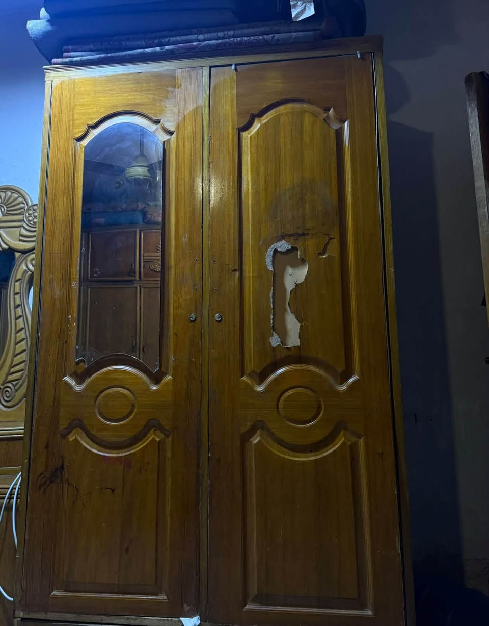 غرفه أخشاب كامل ملحقاتها وياها كنتور خاناتين وياه بوفيه كلهن للبيع لسعر ٣٠٠ بيهن مجال مكان بغداد بلديات استفسار على رقم ***********
