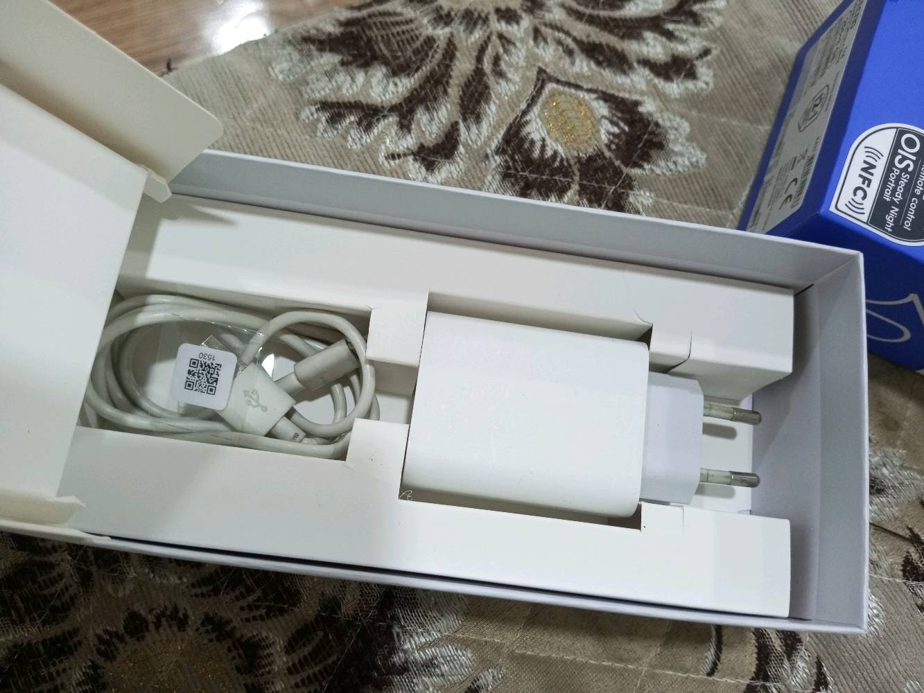 ​📱 المواصفات الكاملة للجهاز:
​الذاكرة والتخزين:
​الذاكرة الداخلية: 256 جيجابايت 💾
​الرام (R.A.M): 16 جيجابايت (8 جيجابايت أساسية + 8 جيجابايت إضافية عبر السوفتوير) 🚀
​الشاشة:
​نوع AMOLED بحجم 6.78 بوصة وبدقة FHD+
​معدل تحديث 120Hz (سلاسة فائقة في التصفح والألعاب)
​الأداء والمعالج:
​معالج MediaTek Helio G99 Ultimate (قوي وممتاز للألعاب والاستخدام اليومي)
​الكاميرات:
​الكاميرا الخلفية: أساسية بدقة 50 ميجابكسل مع مثبت بصري OIS (ملاحظة: تحتاج فقط تنظيف بسيط من الغبار) 📸
​الكاميرا الأمامية (السيلفي): بدقة 50 ميجابكسل مع أداء ممتاز وفلاش أمامي double-flash
​البطارية والشحن:
​بطارية ضخمة بسعة 5000 مللي أمبير 🔋
​شحن سريع جداً بقوة 70 واط (يشحن نسبة كبيرة بوقت قياسي)
​التصميم والصوت:
​اللون: أبيض مميز وراقي ⚪
​سماعات ستيريو (Stereo Speakers) بدعم تقنية Dolby Atmos لصوت نقي وقوي
​بصمة مدمجة تحت الشاشة (In-display fingerprint)
​📝 نص الإعلان المعدل للنشر:
​للبيع: Tecno Camon 30 4G
​اللون: أبيض ⚪
​الذاكرة: 256 جيجابايت
​الرام: 16 جيجابايت (8+8)
​الحالة العامة: الجهاز نظيف جداً ومستعمل بحالة ممتازة.
​ملاحظة: الكاميرا الخلفية تحتاج فقط تنظيف بسيط (غبار خفيف) وترجع بصفاوتها الكاملة.
​الملحقات: [الكارتون الشاحن دبوس الشريحة]
​💵 السعر: [160 الف بي مجال ]
📍 الموقع: [الحيانية / البصرة]
📞 للتواصل: [***********]