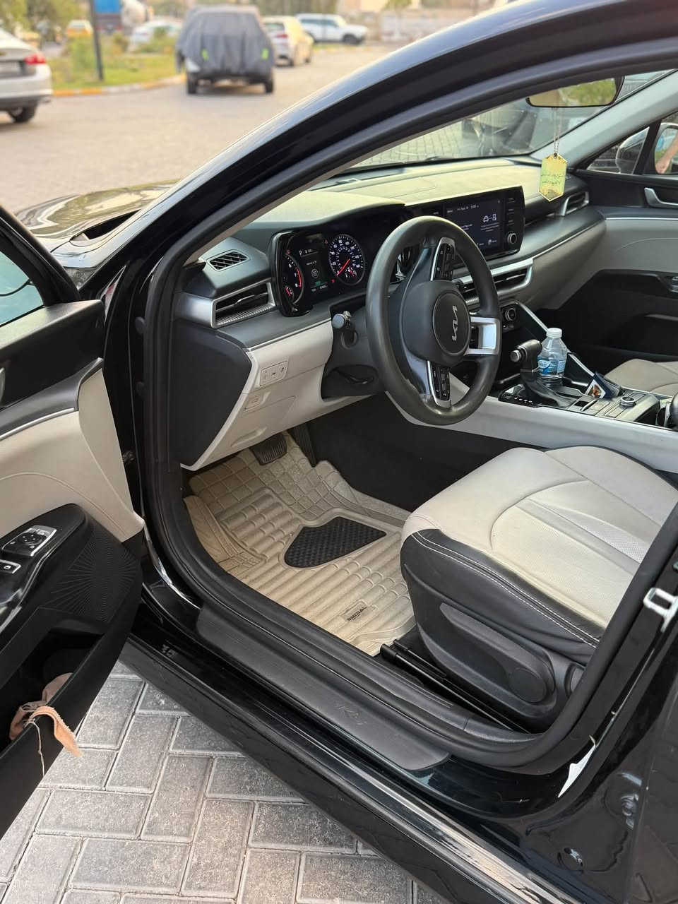 السلام عليكم شبابنه طيبه
🚘 للبيع Kia K5 LXS موديل 2022

🔹 الموديل: 2022

🔹 الفئة: LXS

🔹 المحرك: 1.6 تيربو – 4 سلندر

🔹 القوة: 180 حصان

🔹 القير: أوتوماتيك

🔹 الدفع: أمامي FWD

🔹 اللون: أسود

🔹 الممشى:88 ألف ميل تقريباً

🛠️ حالة السيارة:

• بنيد مصبوغ 

• الجاملغ الخلفي اليسار بارد

• الجاملغ الايسر كلير فقط 

• بيها رصعات

• مكان سياره بغداد المنصور 

💰 السعر: 135 ورقة وبيها مجال سياره جديده بمعنى الكلمه ممتوازي على بيعتها مجرد تغير والله يوفق الجميع 

📞 ***********
