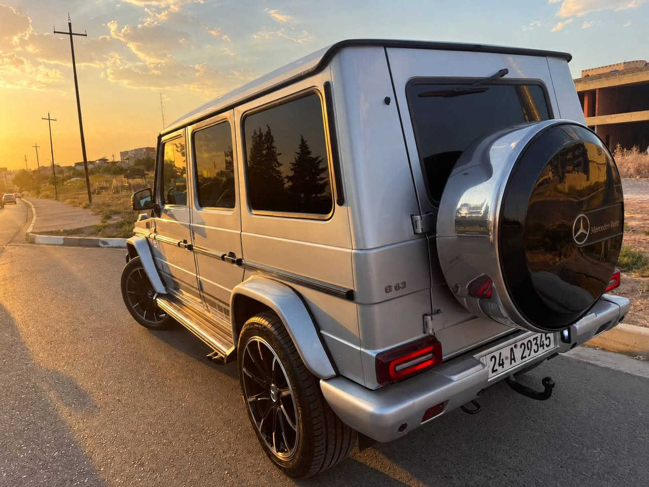 السلام عليكم
من رخصة الأدمن

Gclass 2003 
السعر 25.500 يعني 255 ورقة
للبيع أو المراوس حسب القناعة جي كلاس 2003 أصل بلادي بدوووون صبغ فقط من الأمام لغرض التحديث محرك يجي بلادي مال غواصه سعره بالشيخ عمر 400 $ الغرفة بلادي
وتشتغل حتى على بنزين عادي 
السقف كنتاره كهربائيات كلها بلادي وشغال
حتى إنارة الشمسيات شغالة
بيهه شاشه عالدشبول كعدتها اتخبل
مقاعد كهرباء وتدفئة
تخم تاير وباتري وفيت بم جديد
ويل كب برابوس 22
سستم صوت 🔊دمام
تبريد ثلج
حداديات جيده جدا
سلايت روف شغال
الشاصي من جوه قطرة خياس ما بي مال حديث تشوفه
السياره مو تلزيك كلشي بيهه بلادي

رقمها دهوك وبأسمي وسنويه عظم الجديده

السياره حتى الأعلى من موديلها مو بنظافتها أترك كلمة طيبة ولتكسر بحلال ما شايفة

حاليا اني بدهوك سياحه وجاي بيهه الجمعه ارجع بغداد والسيارة بالدورة موجوده

النقوصات كيلو متر واكف وطوافة البنزين غلط

***********
