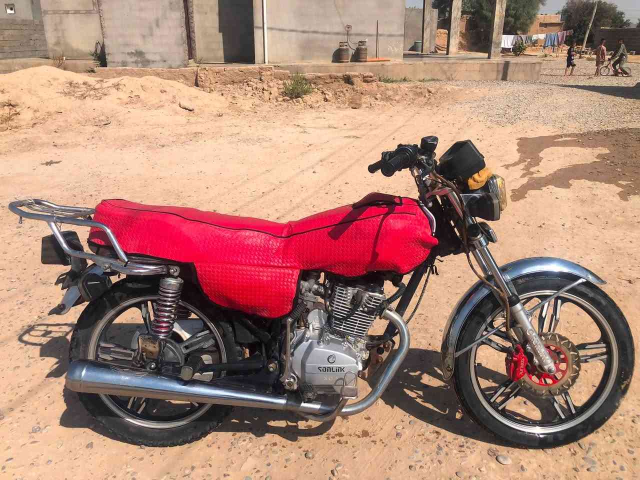 سلام عليكم موطور سولنك موديل 23محرك مامفتوح بريكات وره جدام جدد كهربائيات شغاله تايرات جدد دبلات جدد وياله عدلات مصطره السعر ٥٥٠وبي مجال قليل المكان قريت الحلوات اتصل ***********
