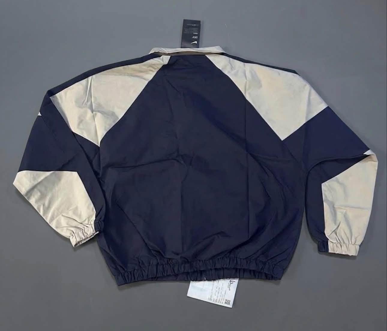 Nike Vintage Track Jacket
الحالة: جديدة 
المقاس: L
 الطول: 64 سم
 الكتف: 63 سم
 السعر: 26.000
توصيل لكافة المحافظات العراق متوفر⁩
