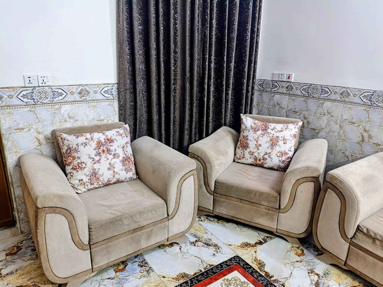 كنبة اصلية • ثقيلة • نظيف