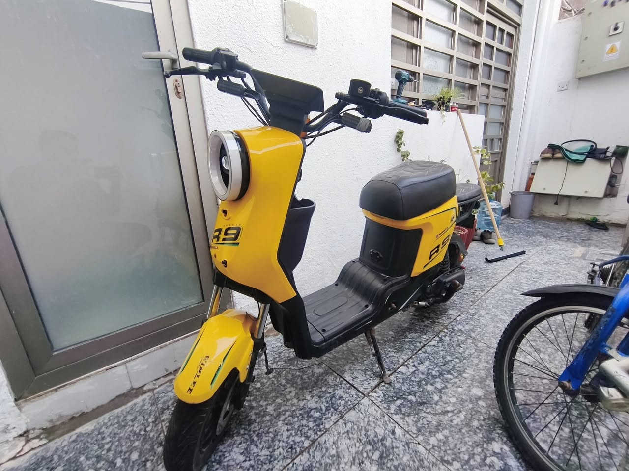 R9
خمس بطاريات نضيفة جدا نسبه ٩٠ بالمية بدلتهن قبل فترة قليلة وماطلعت بي
شغال مابي عطل او مشكلة 
السعر ٢٩٠ وبي مجال 
حي النصر 
***********
