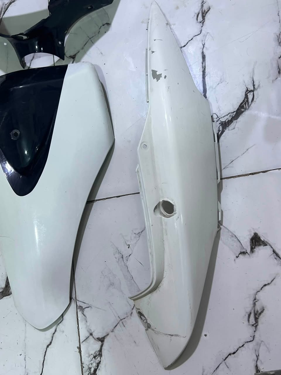 للبيع كفرات ماكس عدله لون ابيض بطريقي بي كسور قليل موضحه بصور
السعر ٢٥وبيهن مجال 

***********

مقابل عمارات الشموخ قرب سكلات رائد
