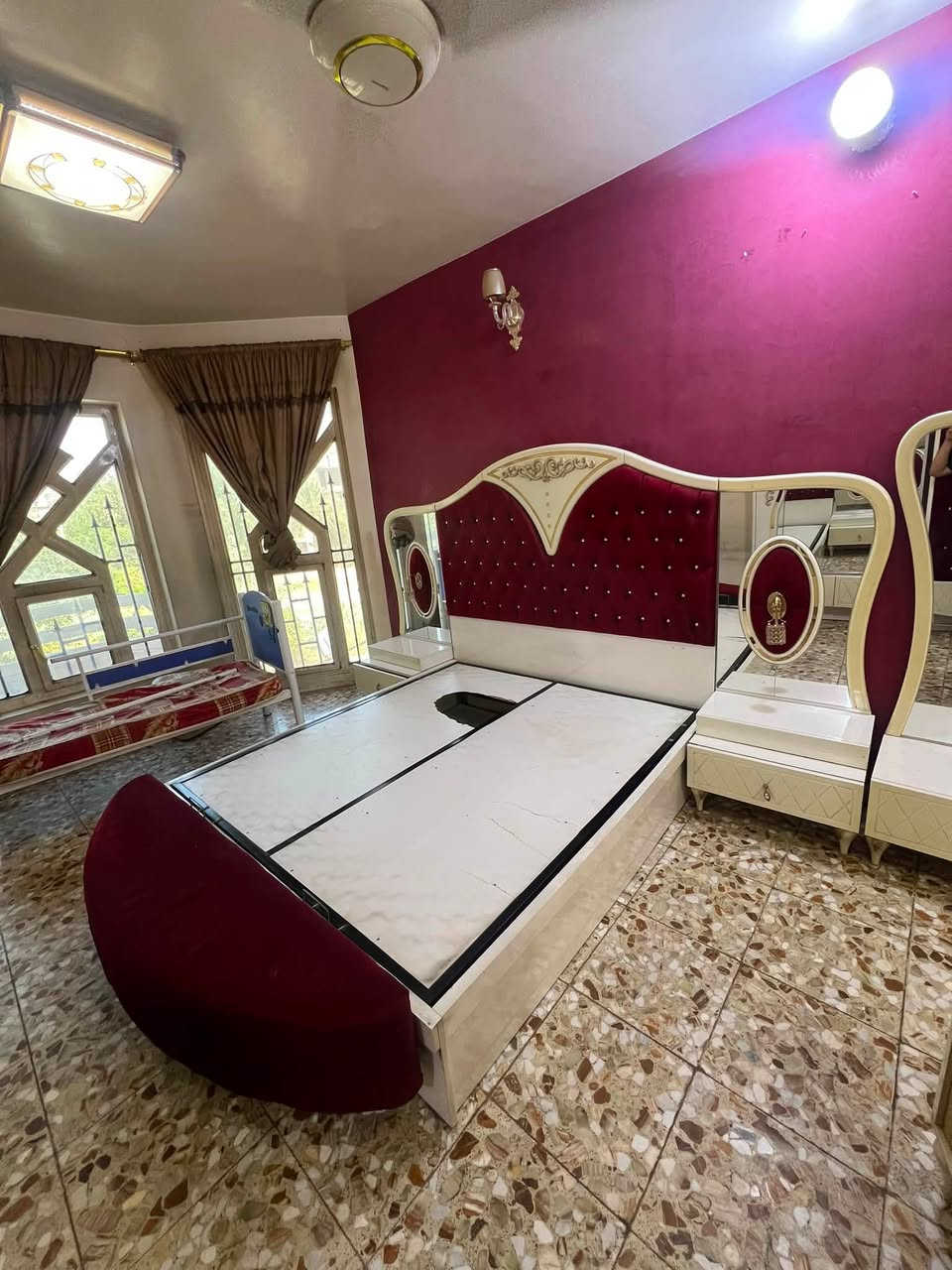 السلام عليكم 
غرفة تركي ضخمة ب450 
***********
