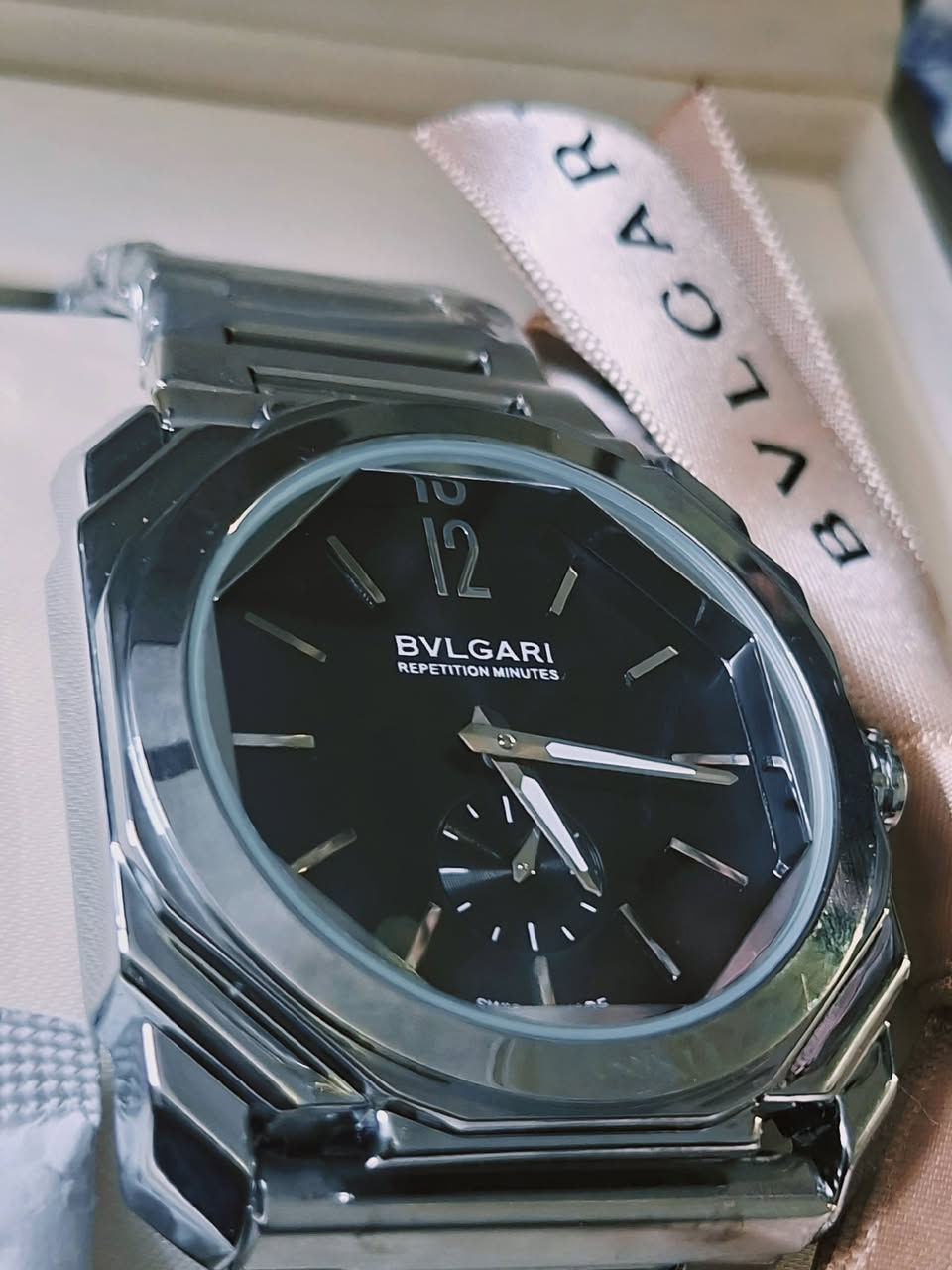 🏷️ ماركة BVLGARI الاصلي للبيع... 
🏷️BVLGARI REPETITION MINUTES
🏷️ من التصميم الثماني المميز
🏷️حالة ممتازة ونظيفة جدًا
🏷️الهيكل تيتانيوم 
🏷️صناعة سويسرية🇨🇭

🏷️ السعر : 10,000$ قابل للتفاوض
للتواصل : ***********
