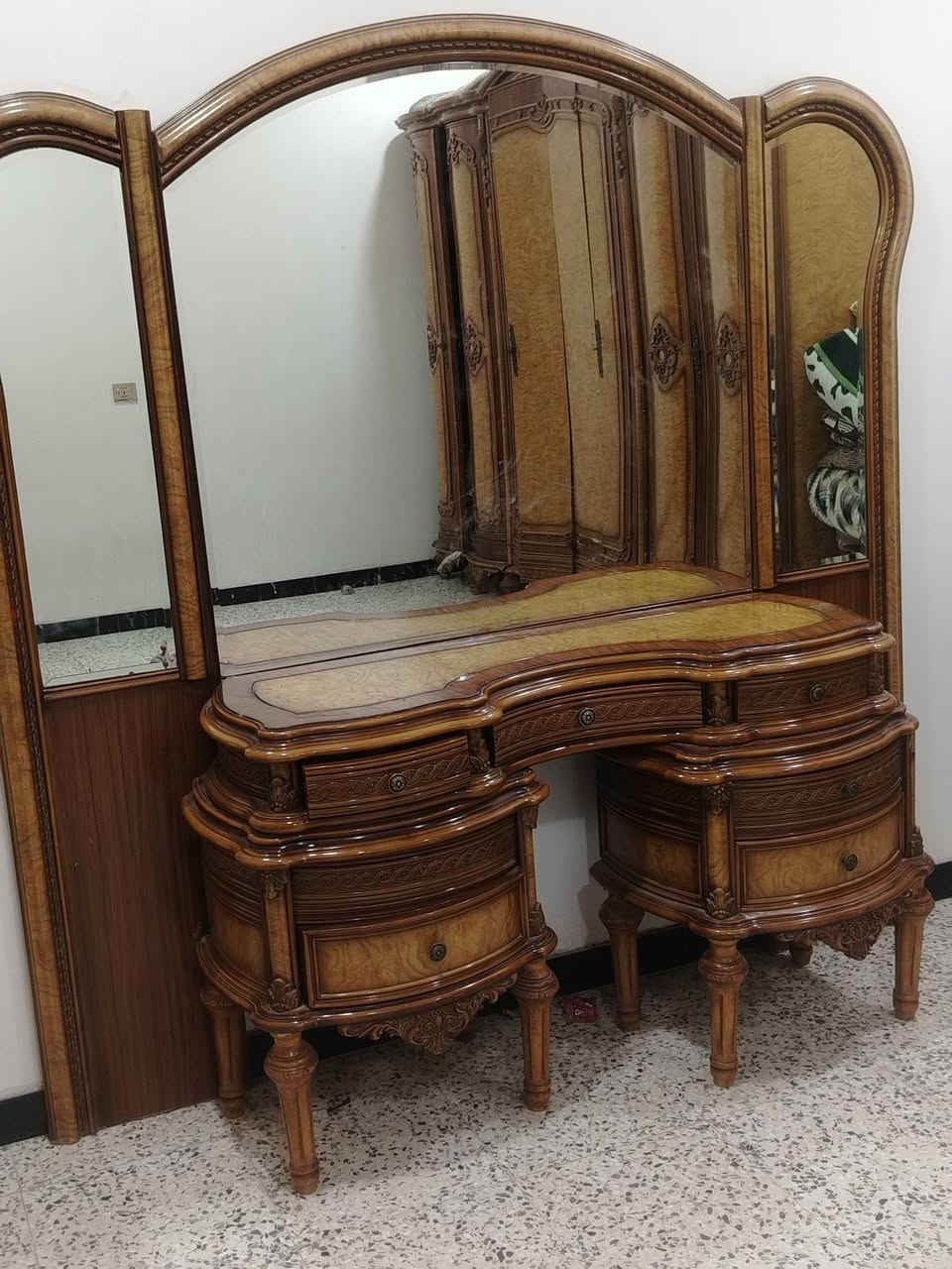غرفه نوم مصريه للبيع مستعجل الغرفه بدون جربايه اتصل ***********
